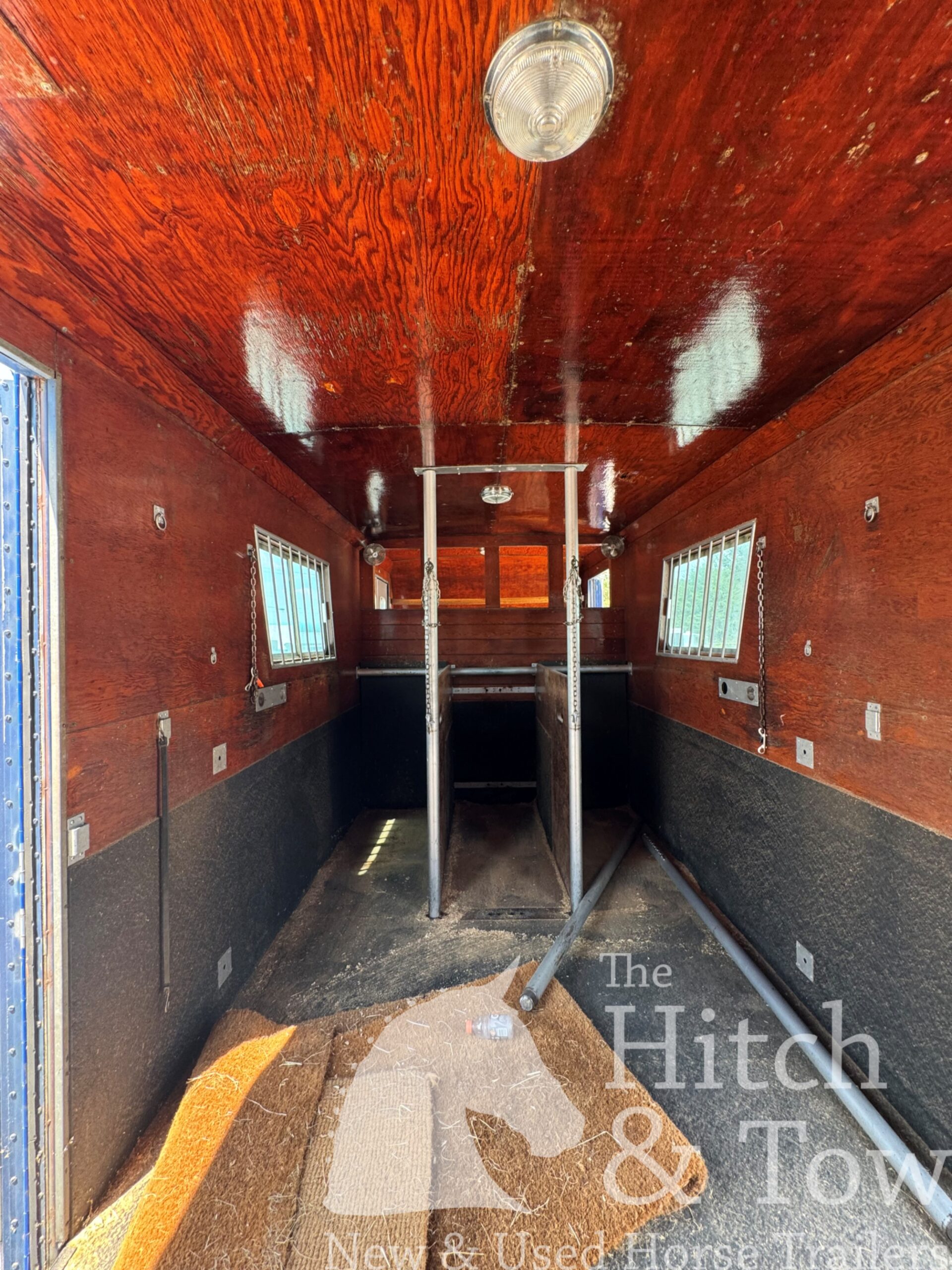 2005 INTERNATIONAL 4000 DT466 6 HORSE HEAD TO HEAD HORSE VAN! $34,900
