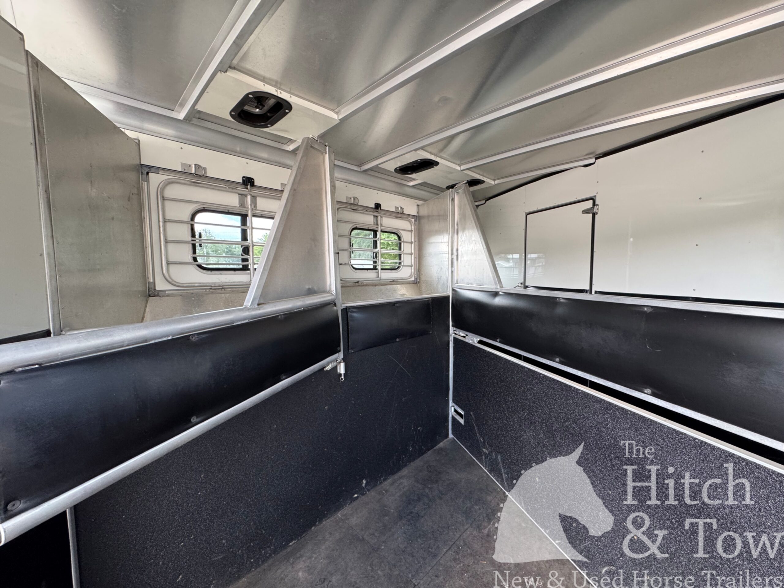 VERY NICE 2004 SUNDOWNER SUNLITE 727 3 HORSE w/ 7′ LIVING QUARTERS $22,900