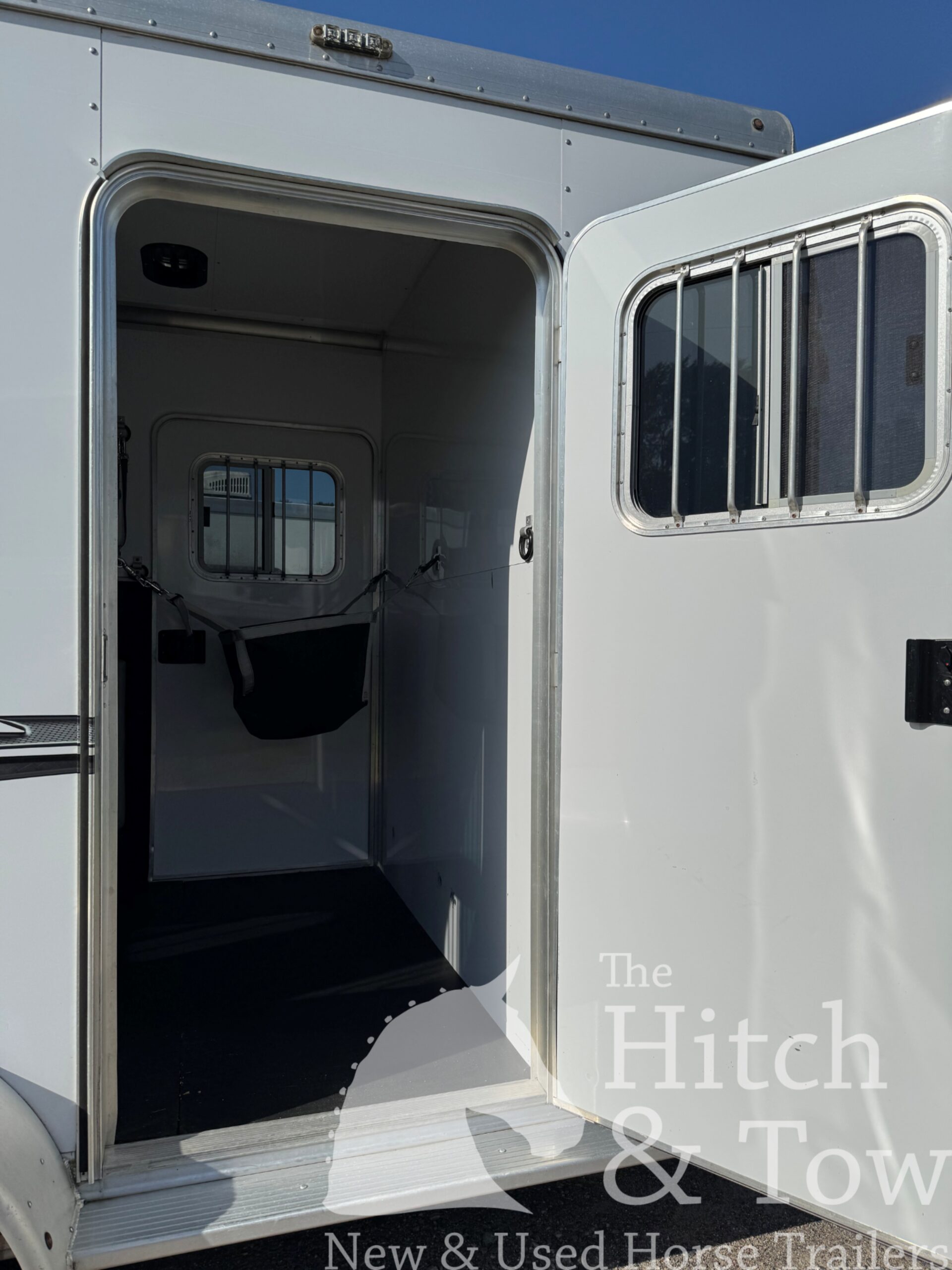 2017 FEATHERLITE 2 HORSE BUMPER PULL W/ DRESSING ROOM $17,900