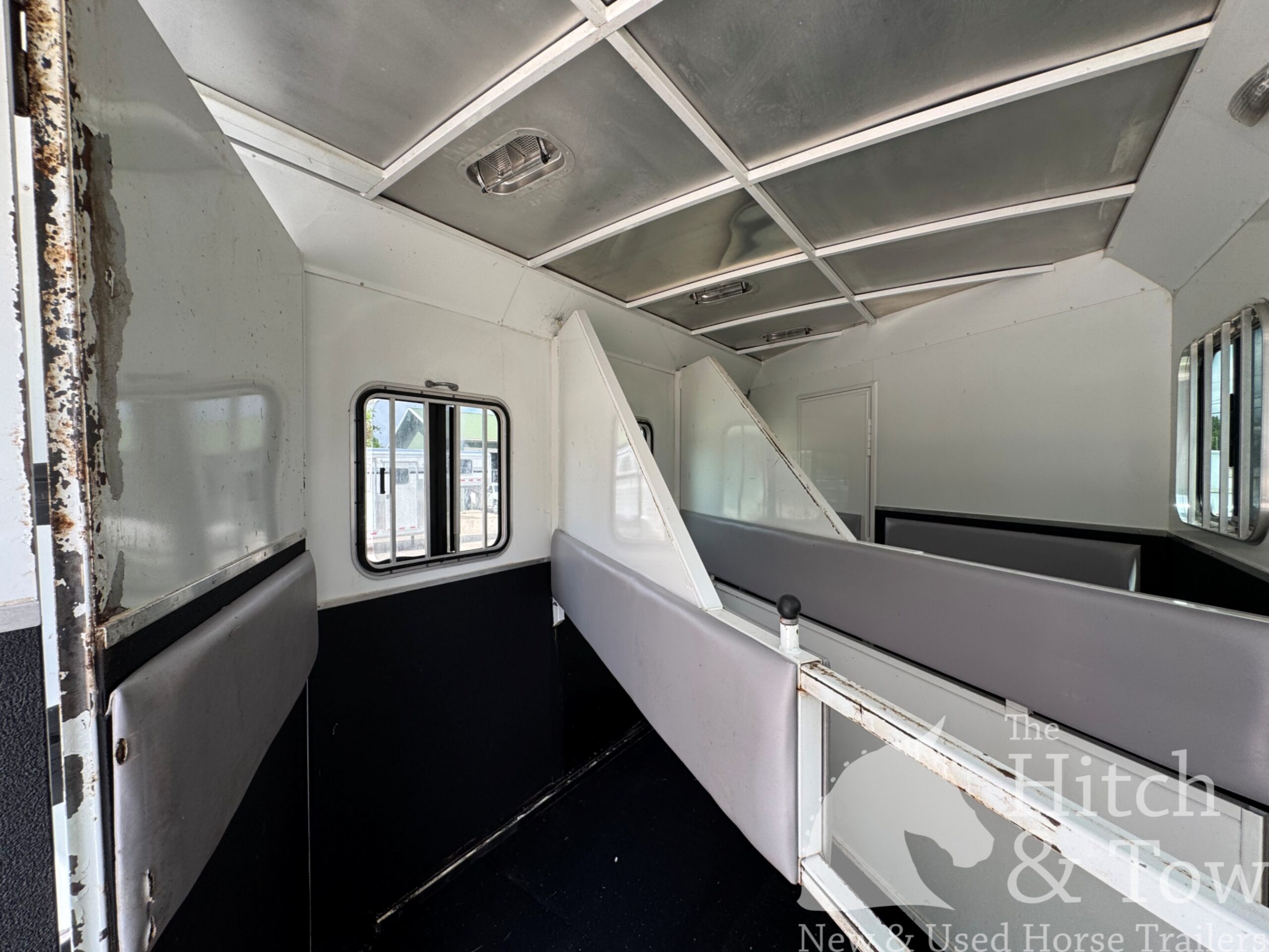 2012 BISON TRAIL HAND 3 HORSE SLANT LOAD W/ 9′ LIVING QUARTERS $24,900!