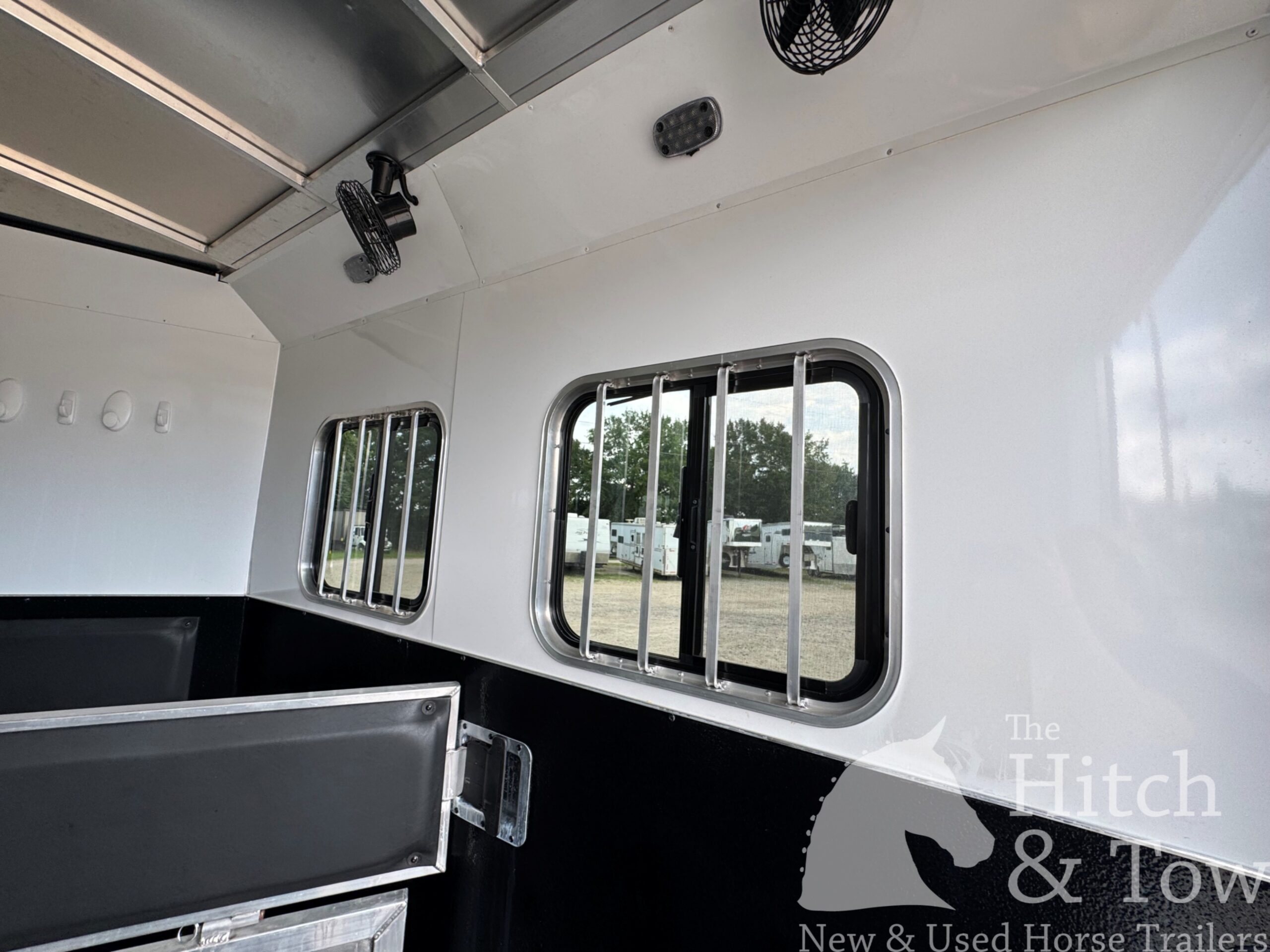 2020 BISON TRAIL BOSS 2 HORSE SLANT LOAD W/ 12′ LIVING QUARTERS $49,900!
