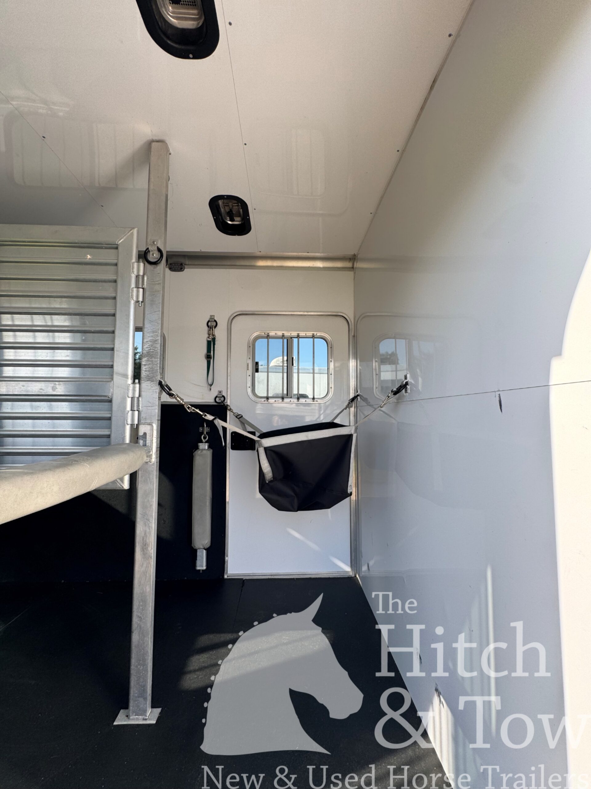 2017 FEATHERLITE 2 HORSE BUMPER PULL W/ DRESSING ROOM $17,900