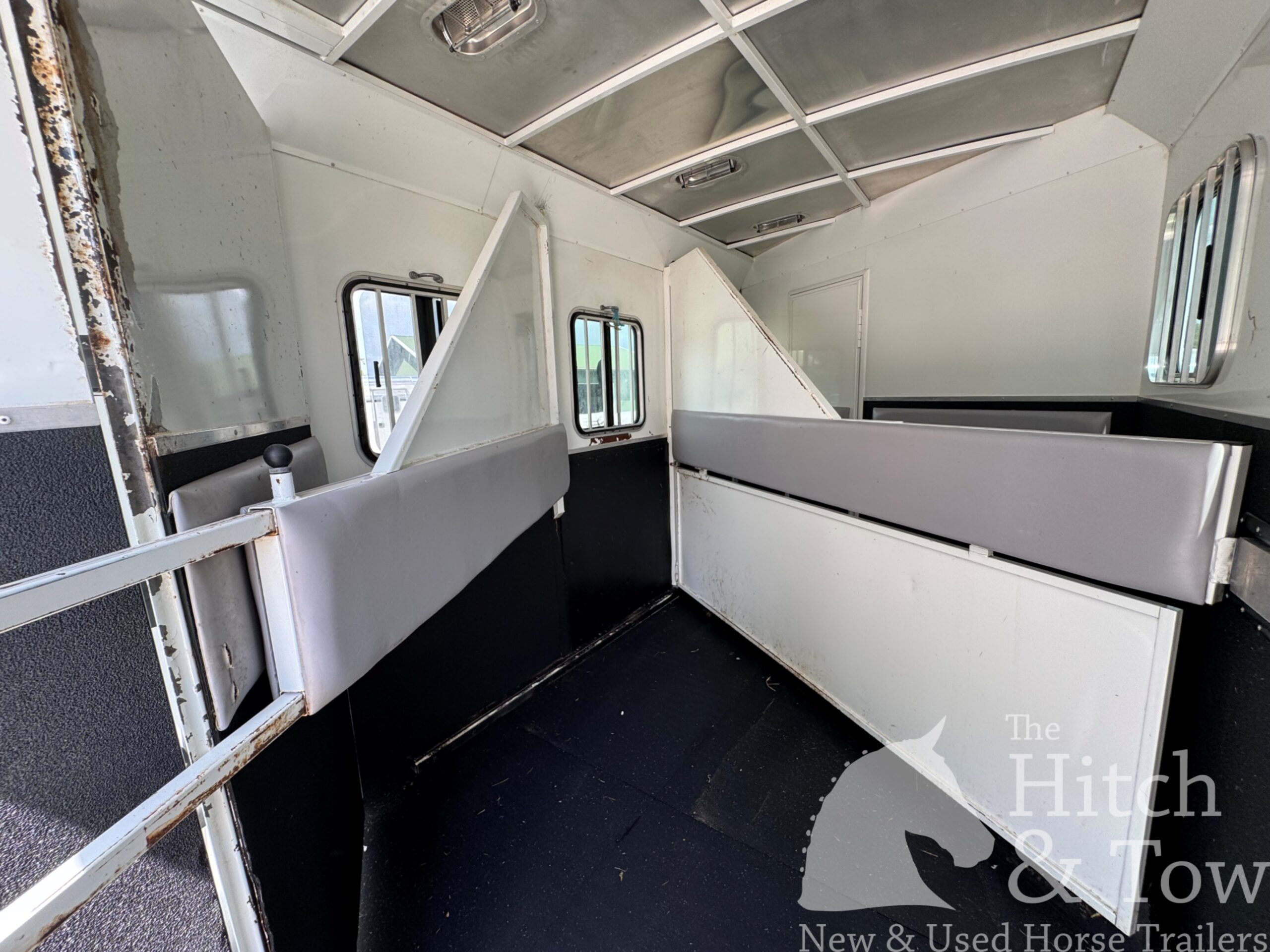 2012 BISON TRAIL HAND 3 HORSE SLANT LOAD W/ 9′ LIVING QUARTERS $24,900!