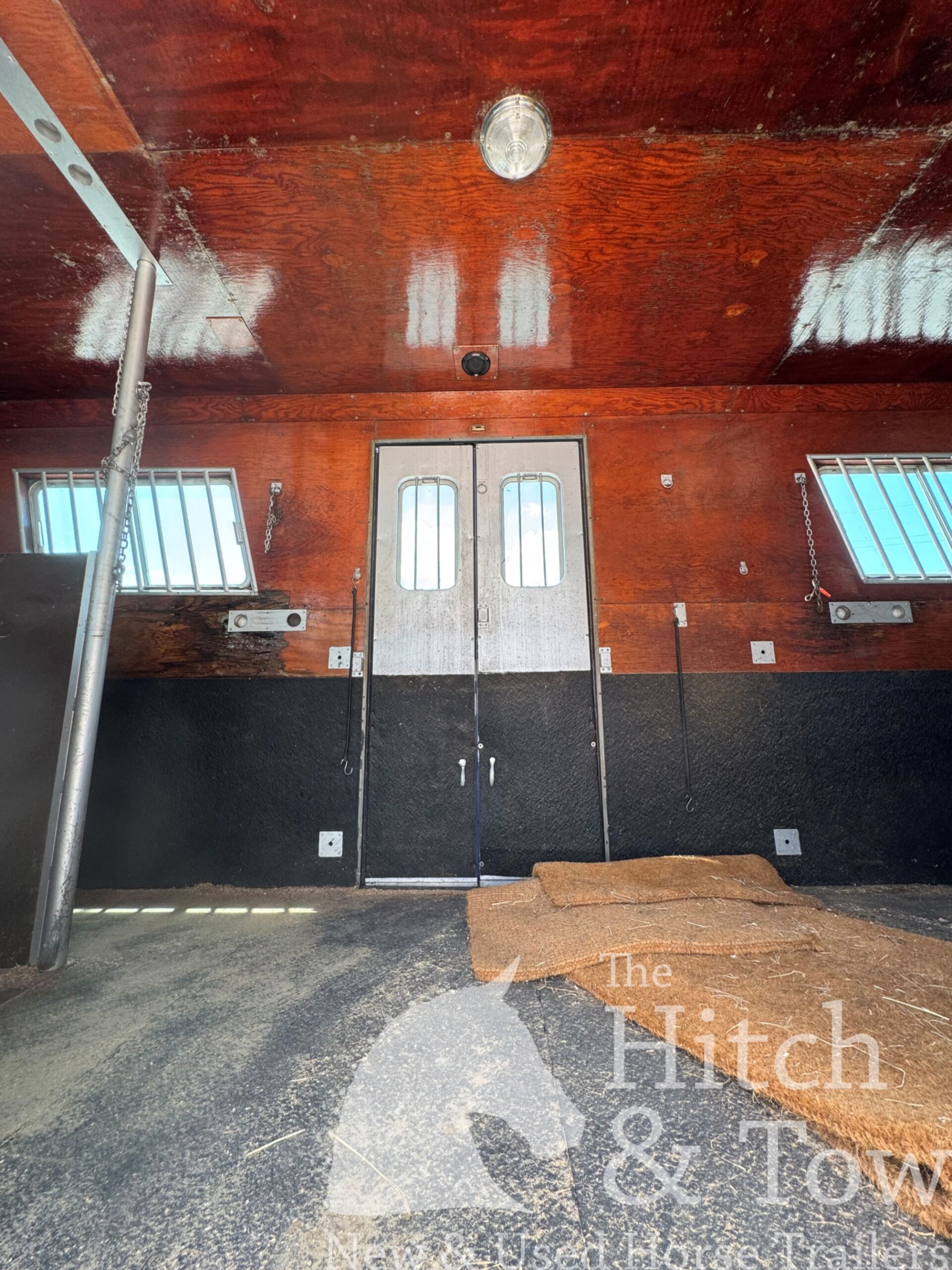 2005 INTERNATIONAL 4000 DT466 6 HORSE HEAD TO HEAD HORSE VAN! $34,900