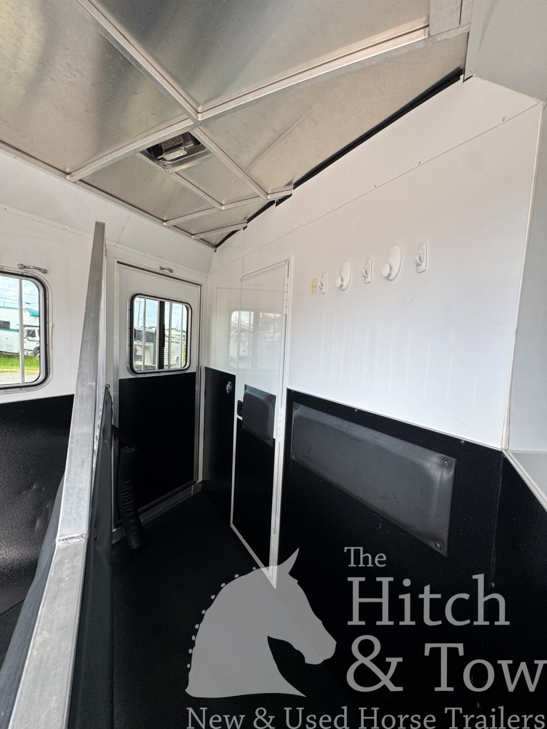 2020 BISON TRAIL BOSS 2 HORSE SLANT LOAD W/ 12′ LIVING QUARTERS $49,900!