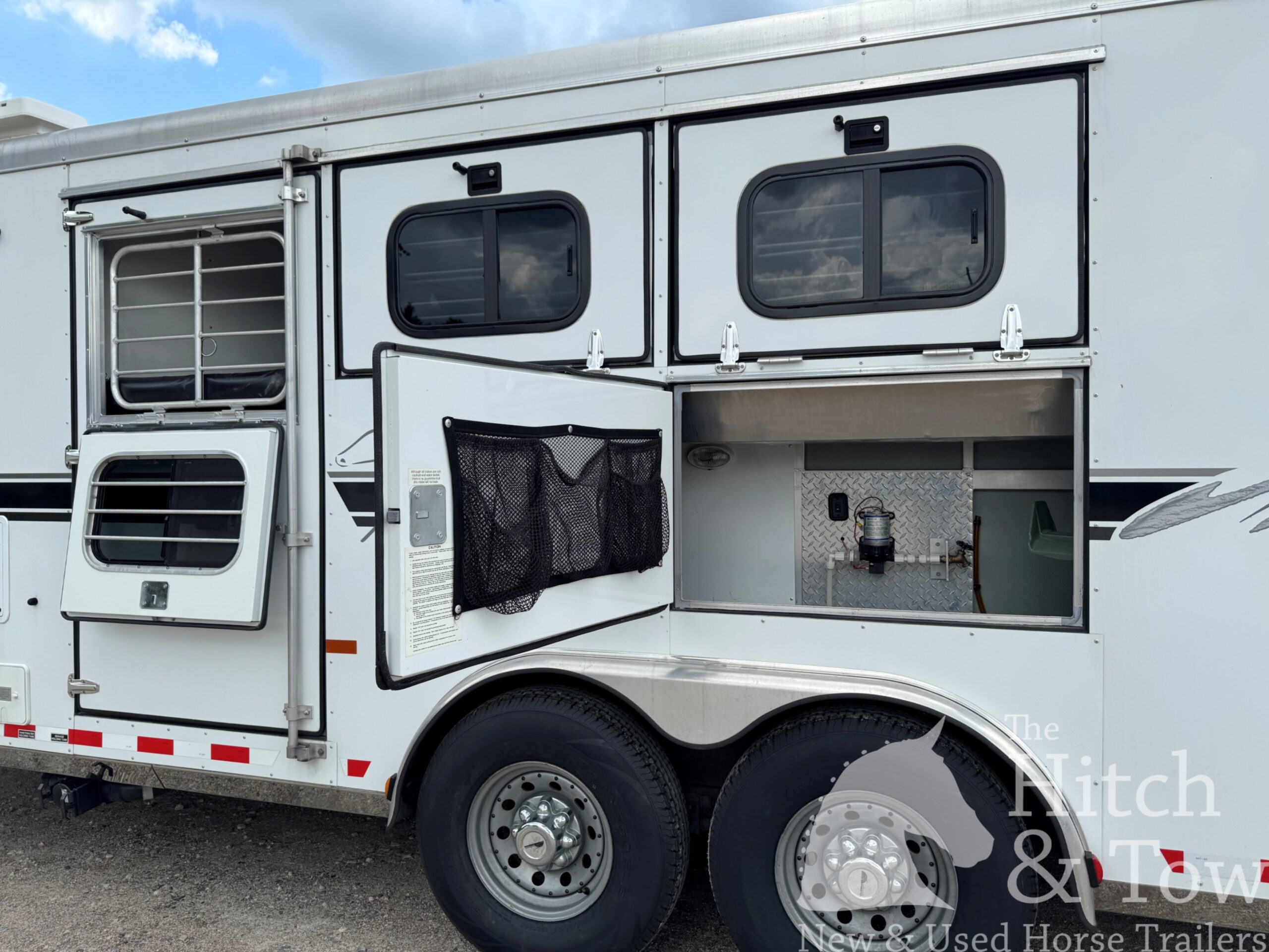 VERY NICE 2004 SUNDOWNER SUNLITE 727 3 HORSE w/ 7′ LIVING QUARTERS $22,900