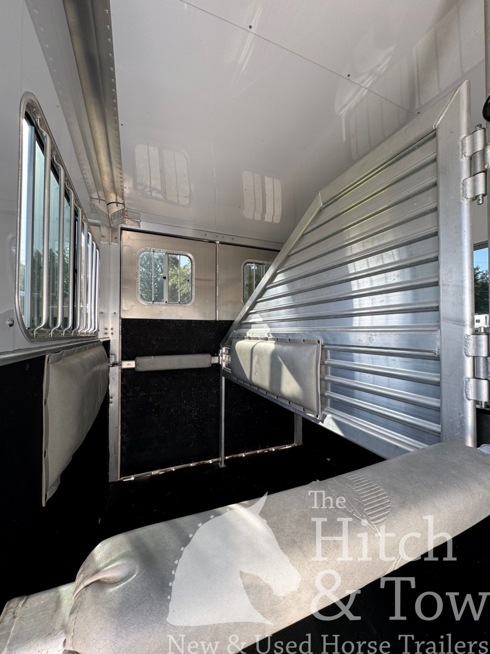 2017 FEATHERLITE 2 HORSE BUMPER PULL W/ DRESSING ROOM $17,900