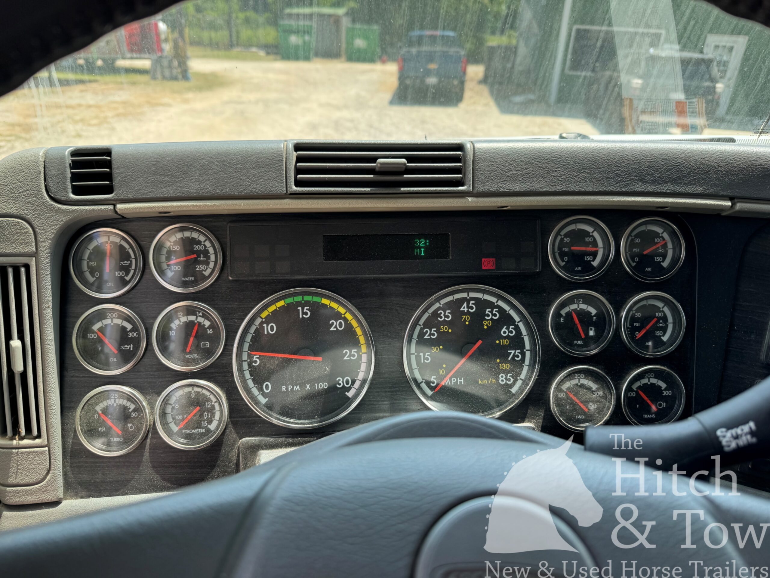 2004 RENEGADE FREIGHTLINER 5 HORSE REVERSEL SLANT HORSE VAN W/ FULL LQ! $95,900
