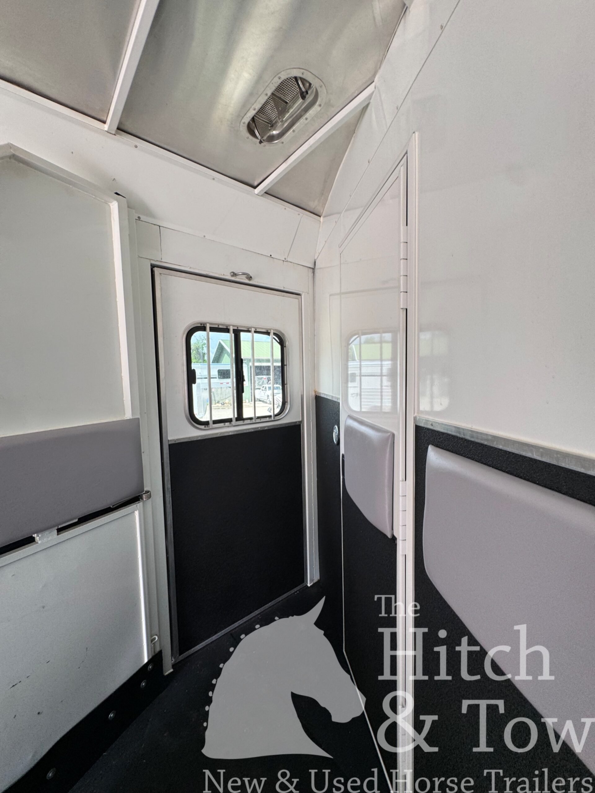 2012 BISON TRAIL HAND 3 HORSE SLANT LOAD W/ 9′ LIVING QUARTERS $24,900!