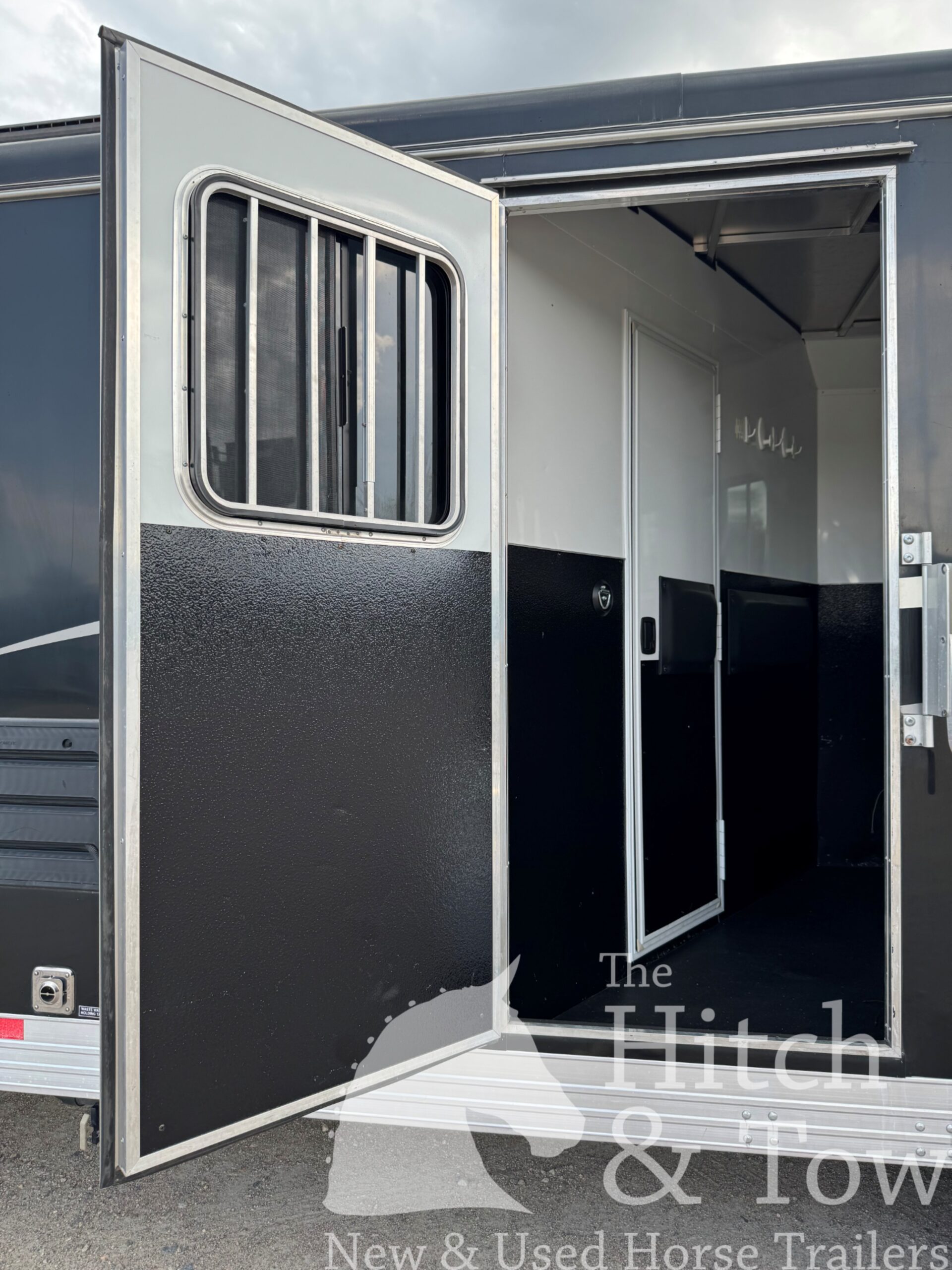 2020 BISON TRAIL BOSS 2 HORSE SLANT LOAD W/ 12′ LIVING QUARTERS $49,900!