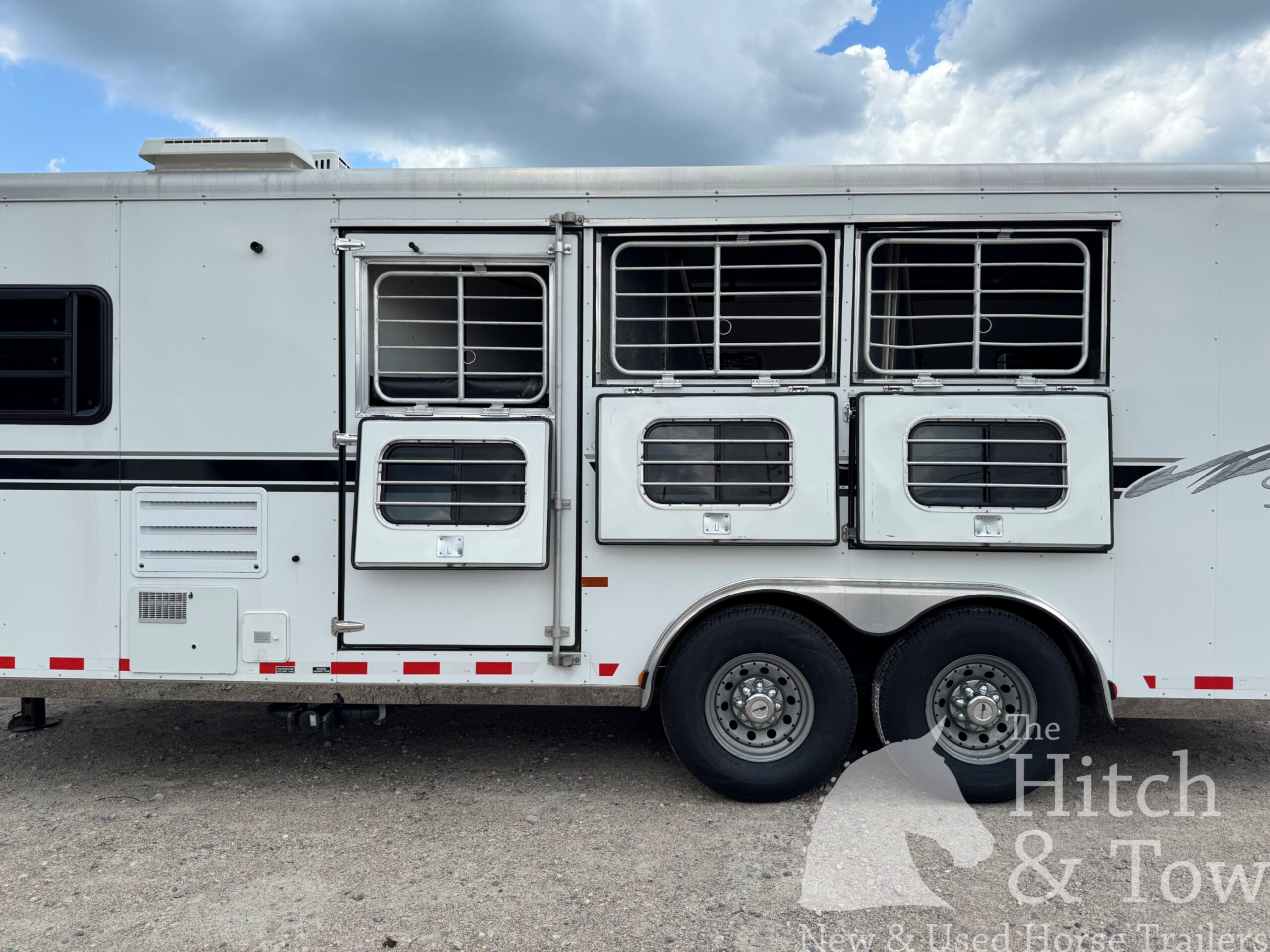 VERY NICE 2004 SUNDOWNER SUNLITE 727 3 HORSE w/ 7′ LIVING QUARTERS $22,900