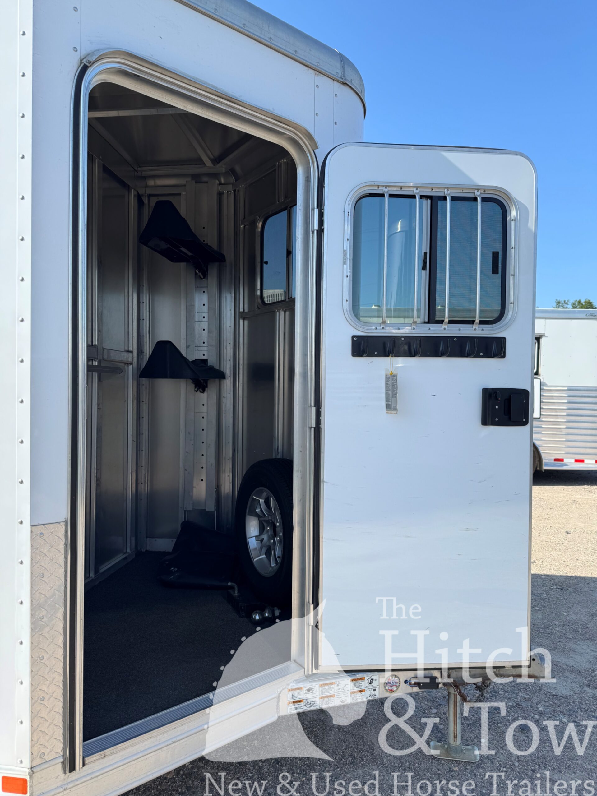 2017 FEATHERLITE 2 HORSE BUMPER PULL W/ DRESSING ROOM $17,900