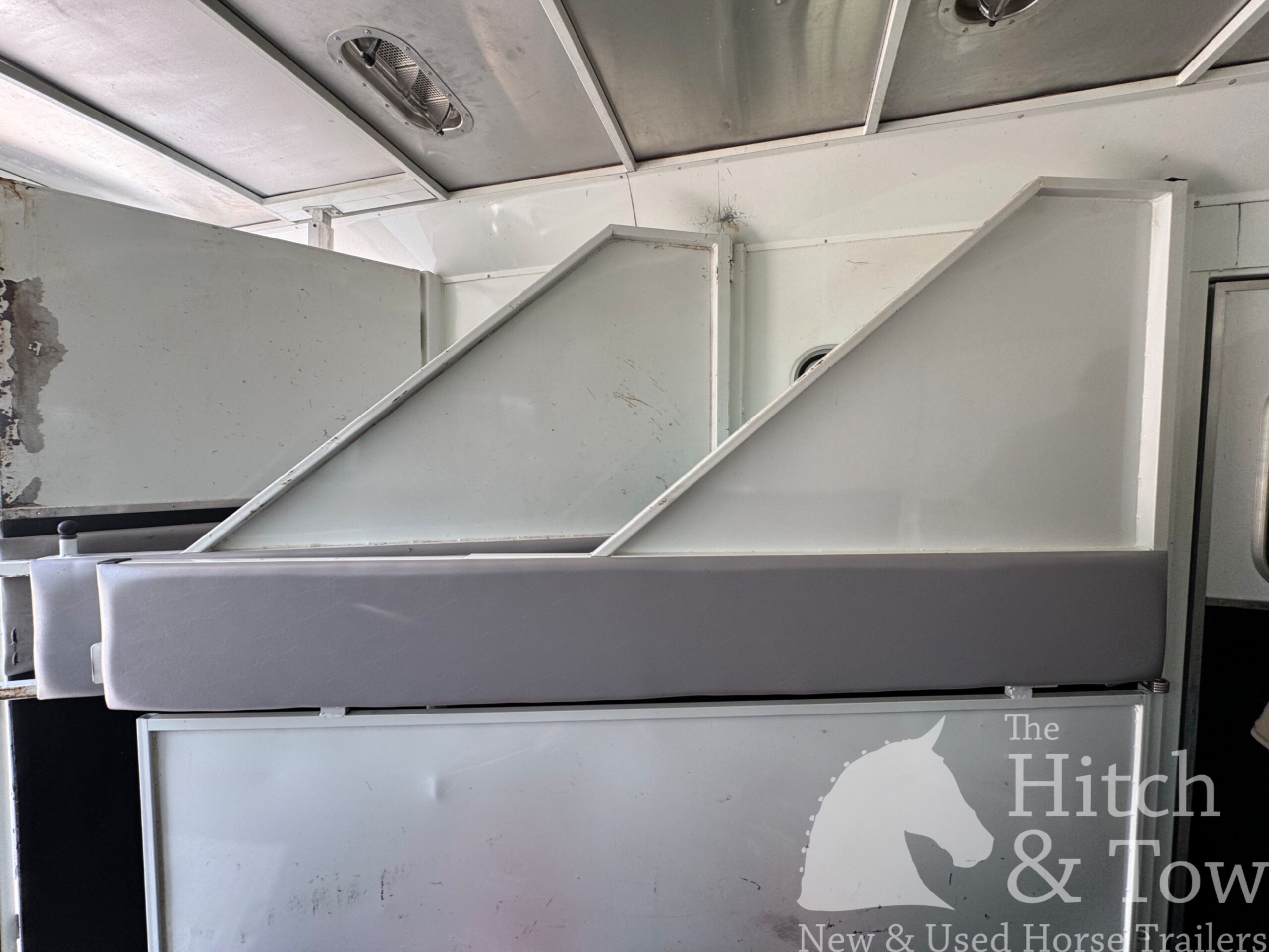 2012 BISON TRAIL HAND 3 HORSE SLANT LOAD W/ 9′ LIVING QUARTERS $24,900!