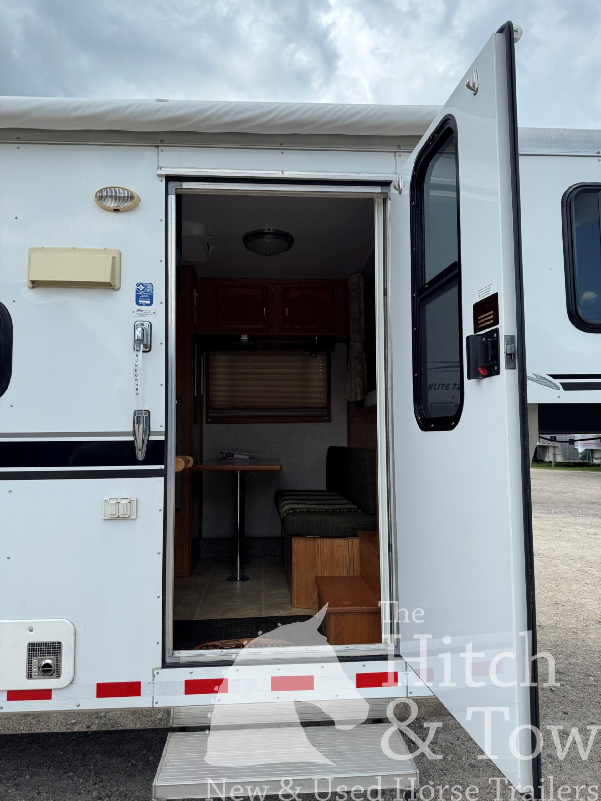 VERY NICE 2004 SUNDOWNER SUNLITE 727 3 HORSE w/ 7′ LIVING QUARTERS $22,900