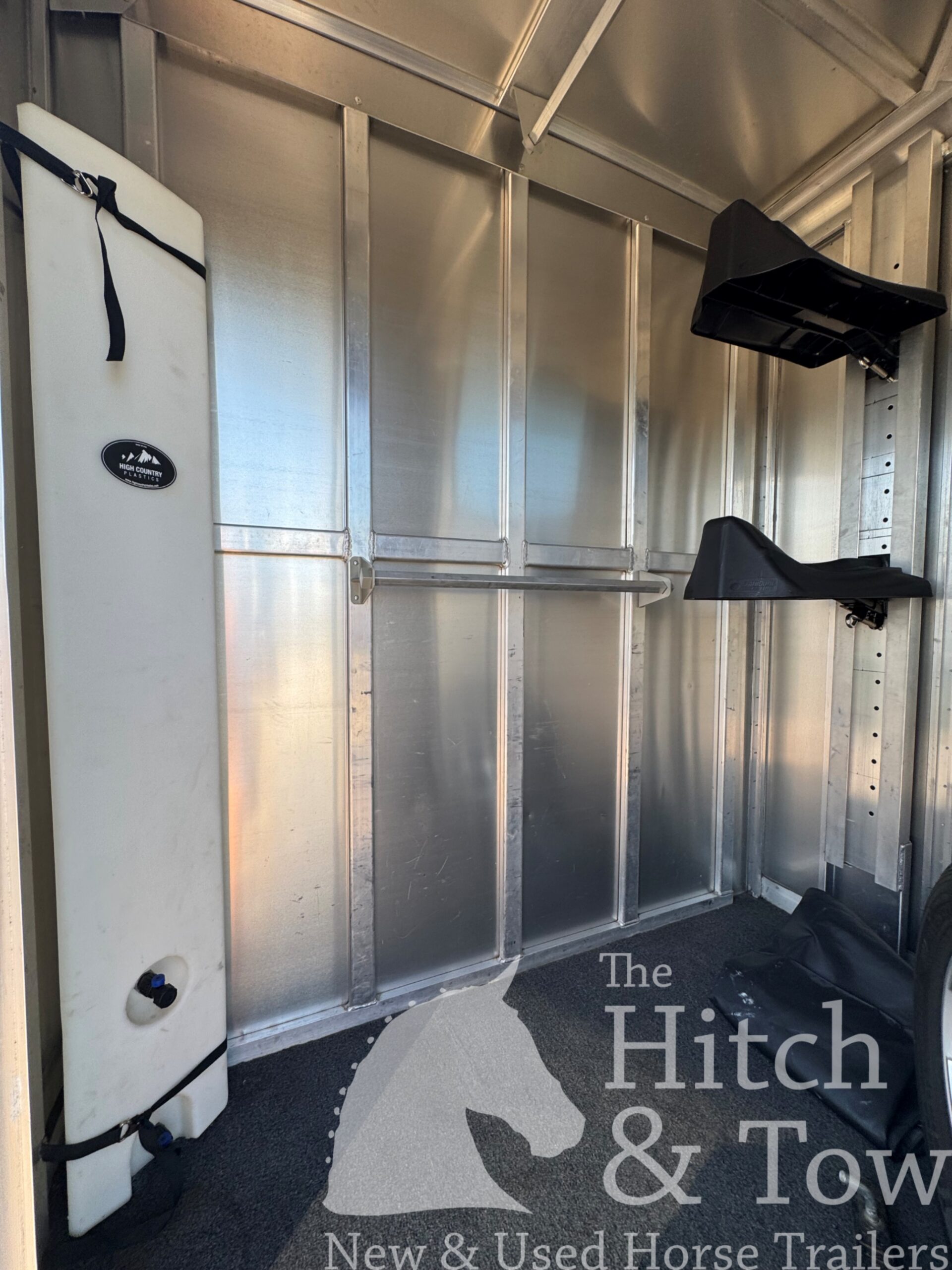 2017 FEATHERLITE 2 HORSE BUMPER PULL W/ DRESSING ROOM $17,900