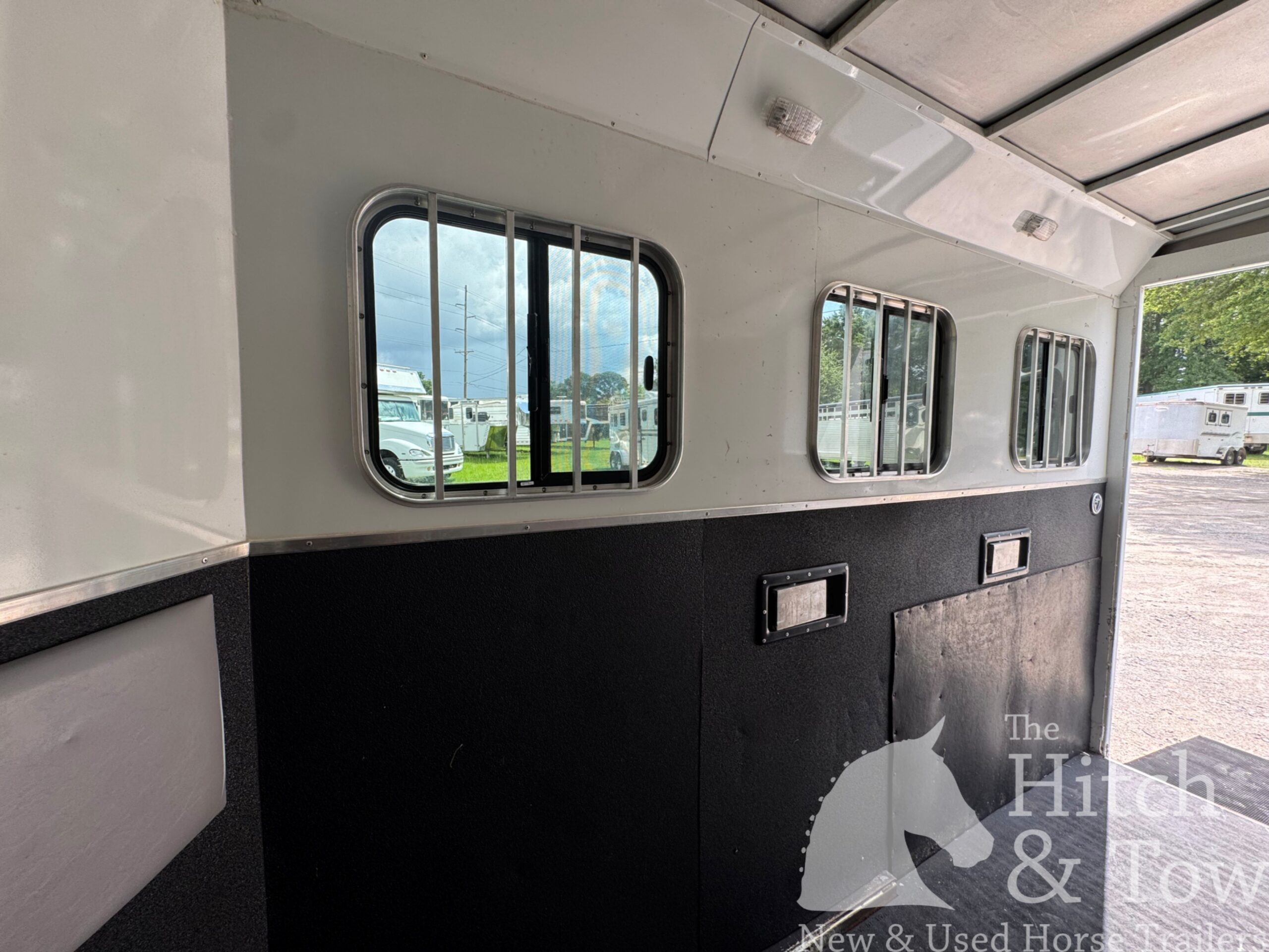 2012 BISON TRAIL HAND 3 HORSE SLANT LOAD W/ 9′ LIVING QUARTERS $24,900!
