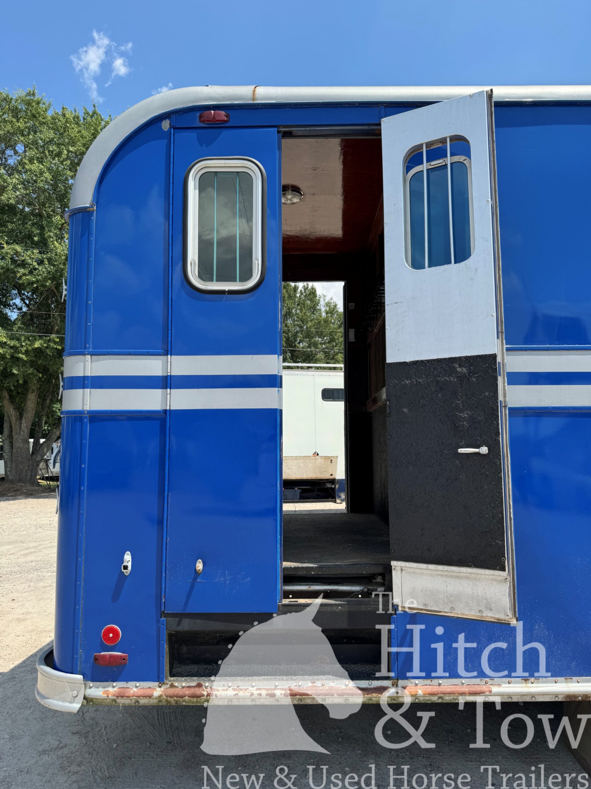 2005 INTERNATIONAL 4000 DT466 6 HORSE HEAD TO HEAD HORSE VAN! $34,900