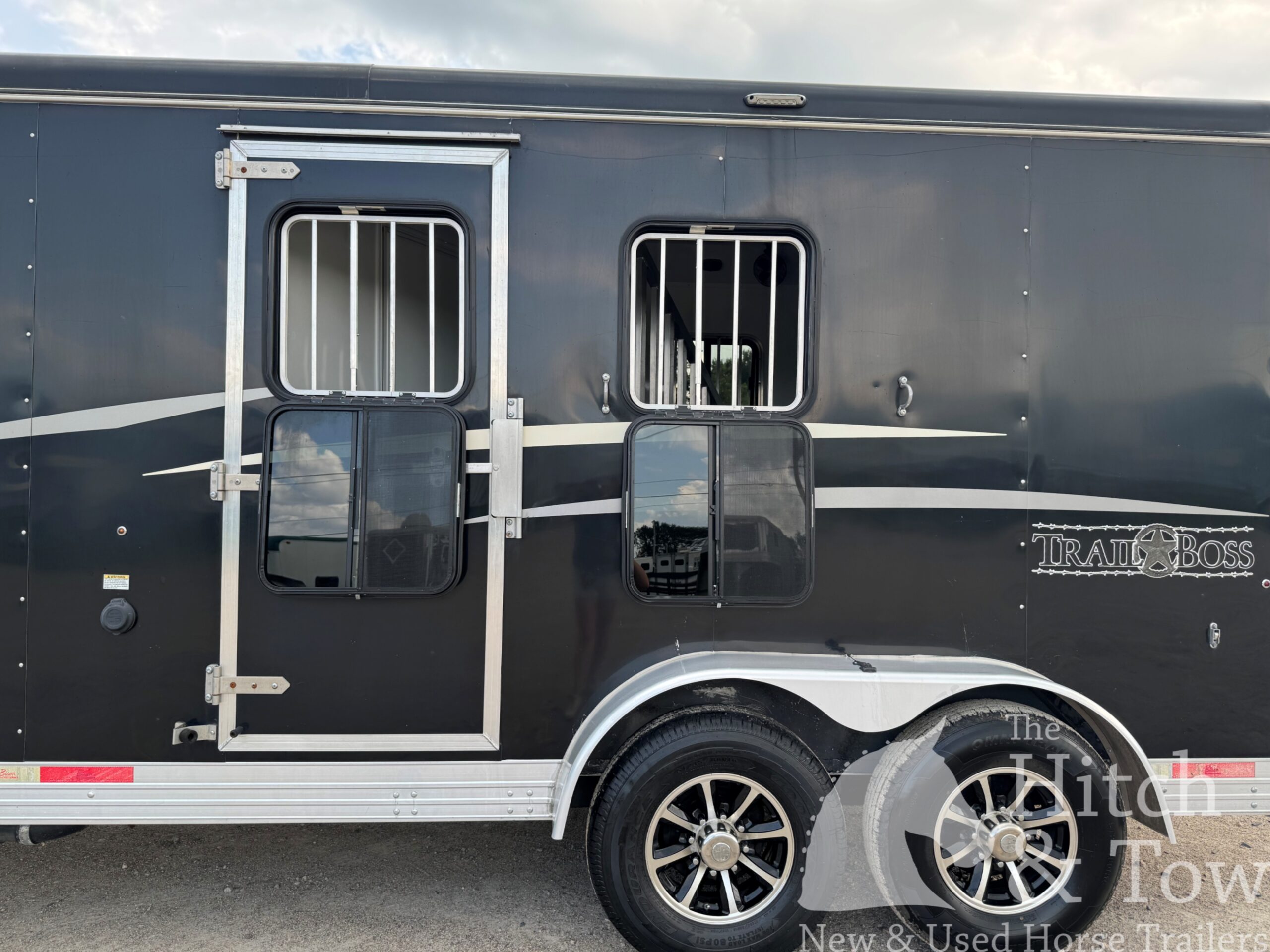 2020 BISON TRAIL BOSS 2 HORSE SLANT LOAD W/ 12′ LIVING QUARTERS $49,900!