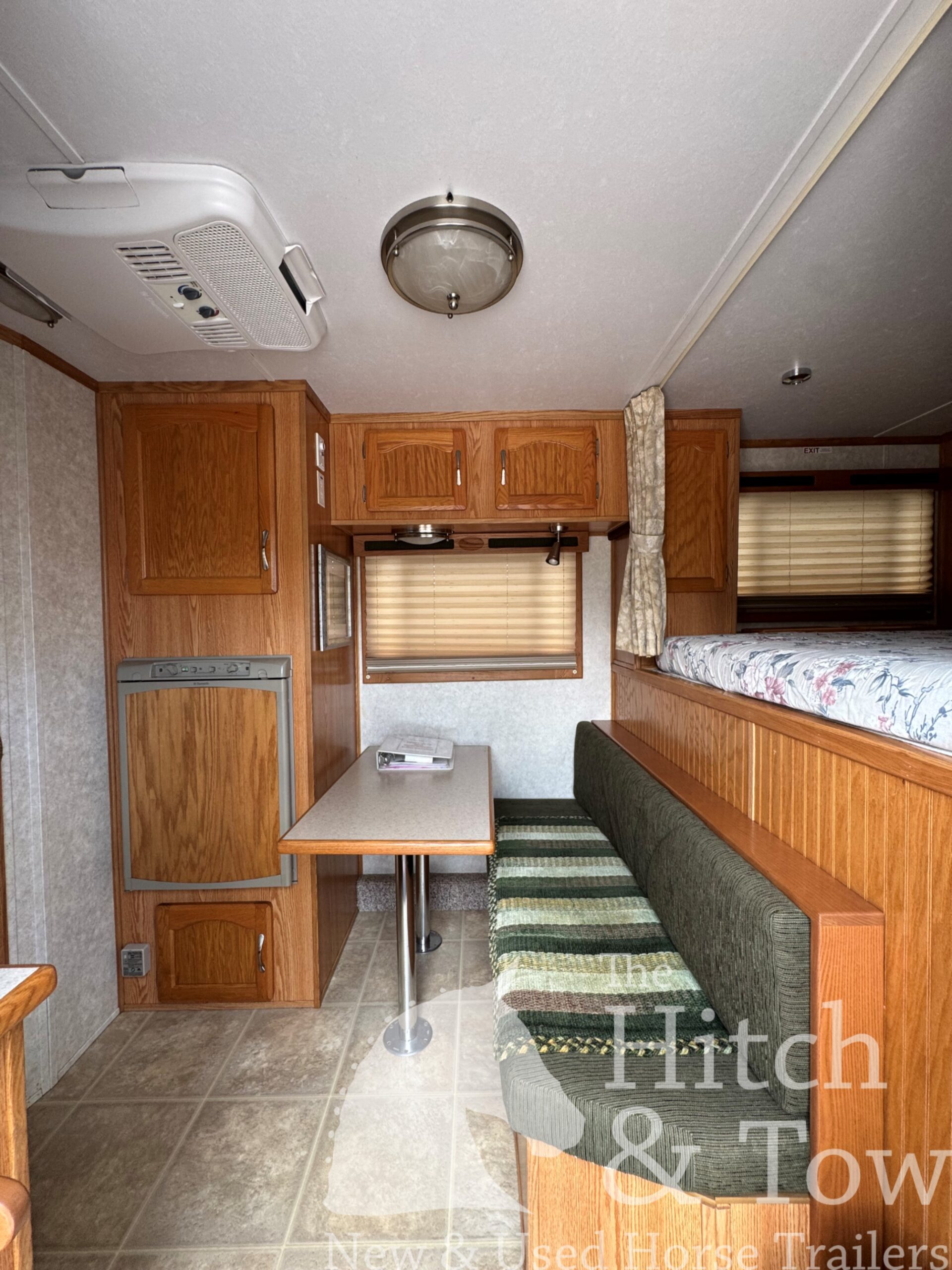 VERY NICE 2004 SUNDOWNER SUNLITE 727 3 HORSE w/ 7′ LIVING QUARTERS $22,900