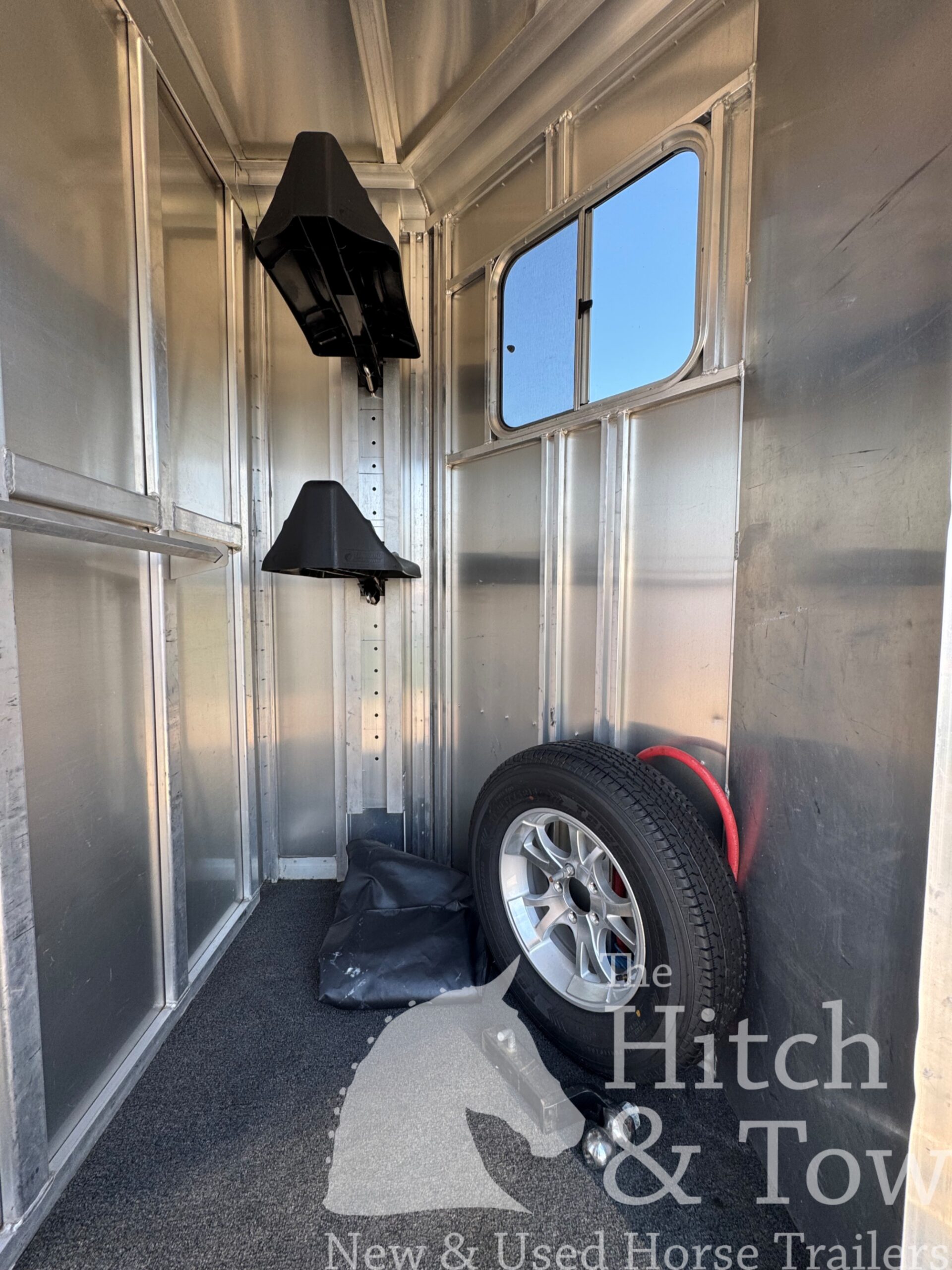 2017 FEATHERLITE 2 HORSE BUMPER PULL W/ DRESSING ROOM $17,900