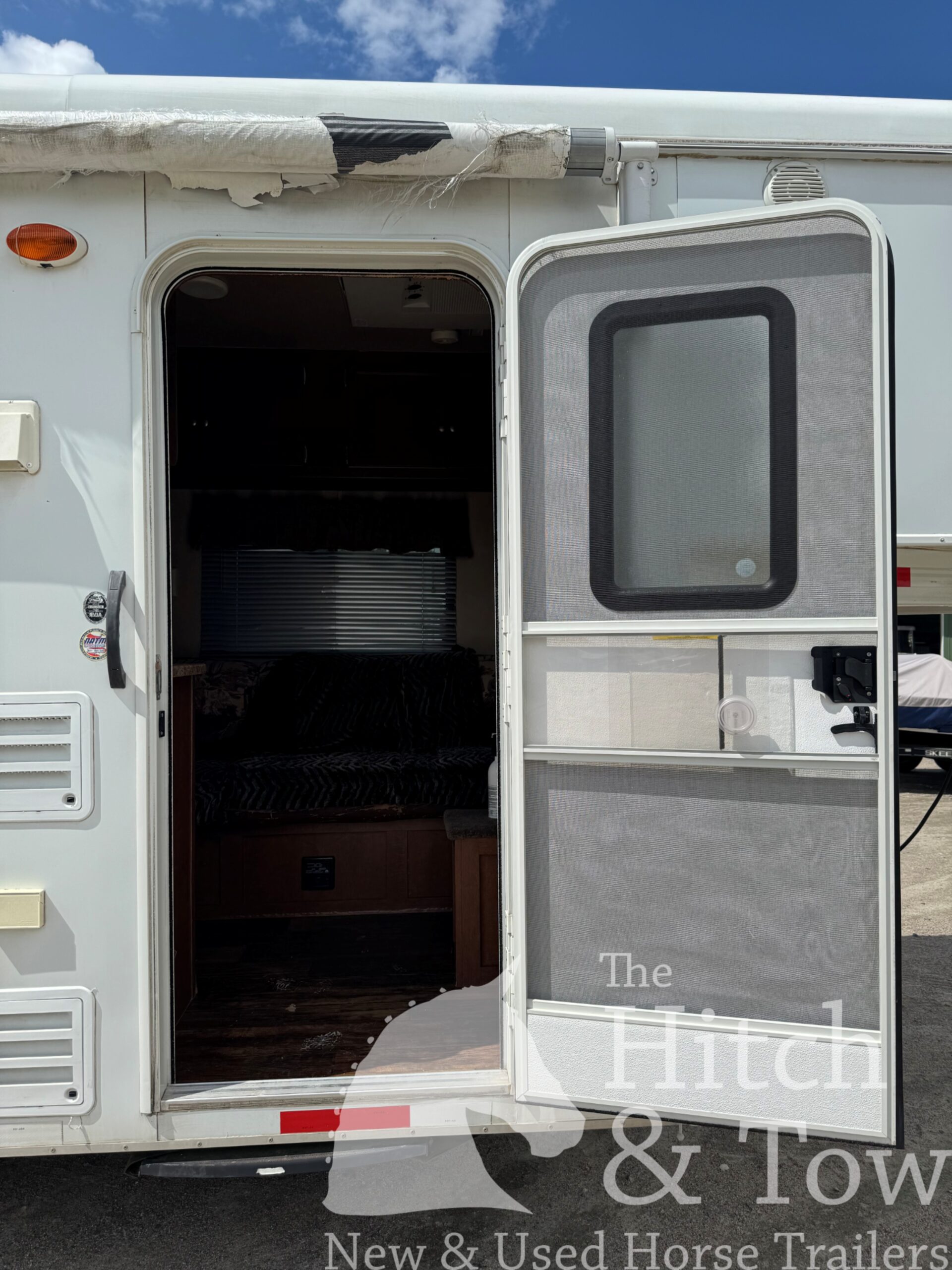2012 BISON TRAIL HAND 3 HORSE SLANT LOAD W/ 9′ LIVING QUARTERS $24,900!
