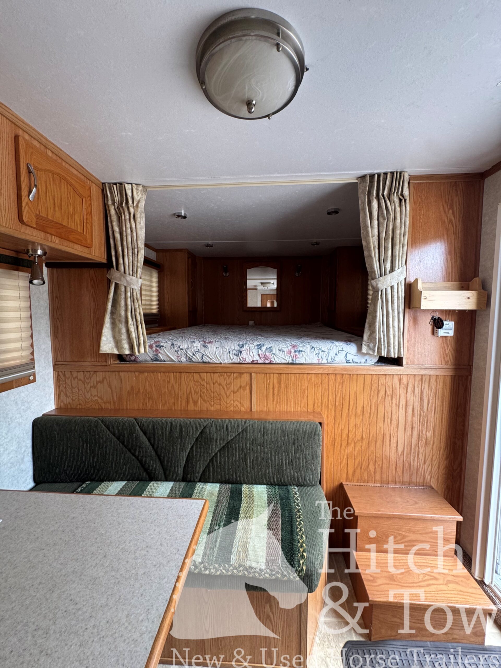 VERY NICE 2004 SUNDOWNER SUNLITE 727 3 HORSE w/ 7′ LIVING QUARTERS $22,900