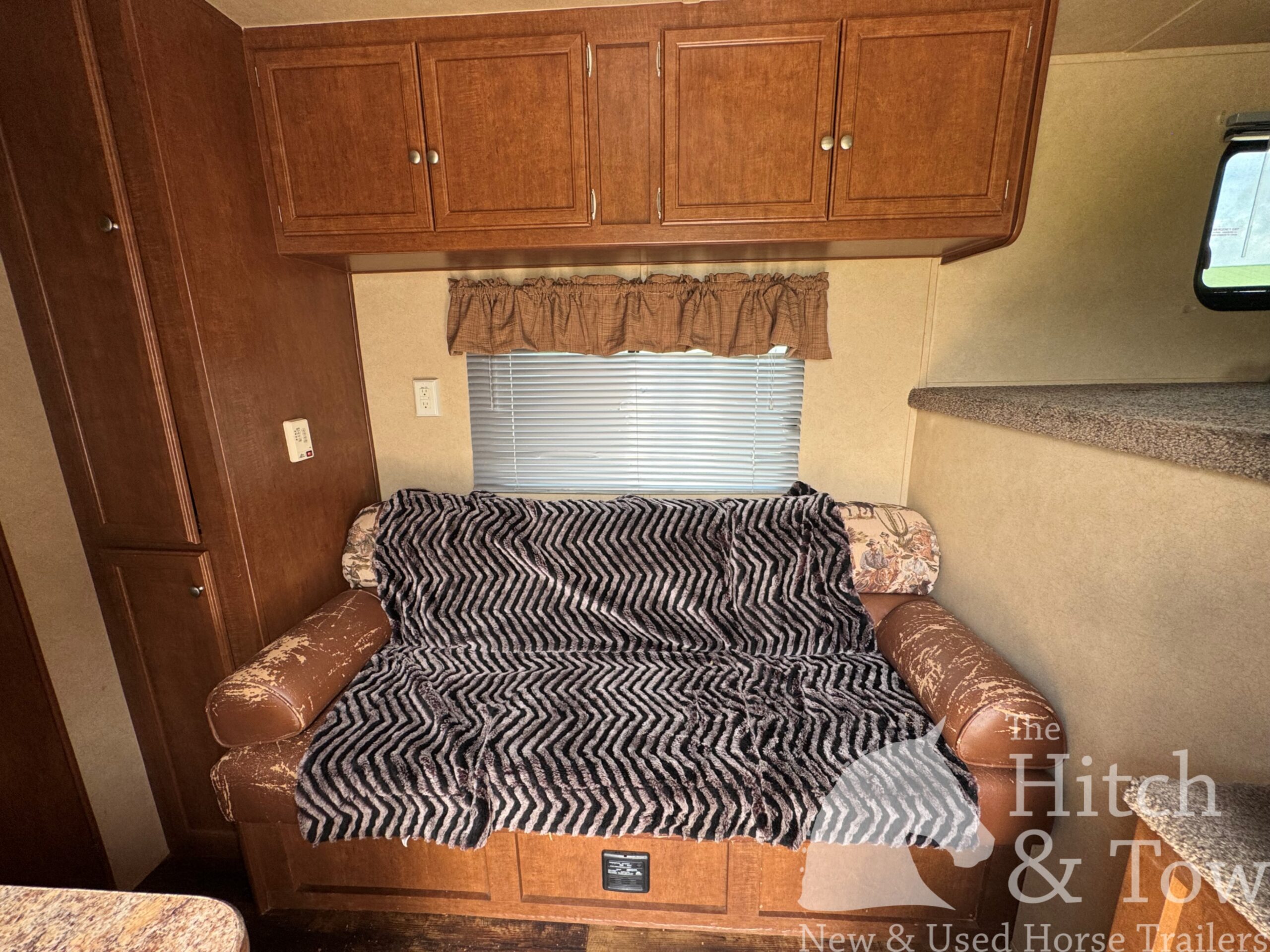 2012 BISON TRAIL HAND 3 HORSE SLANT LOAD W/ 9′ LIVING QUARTERS $24,900!