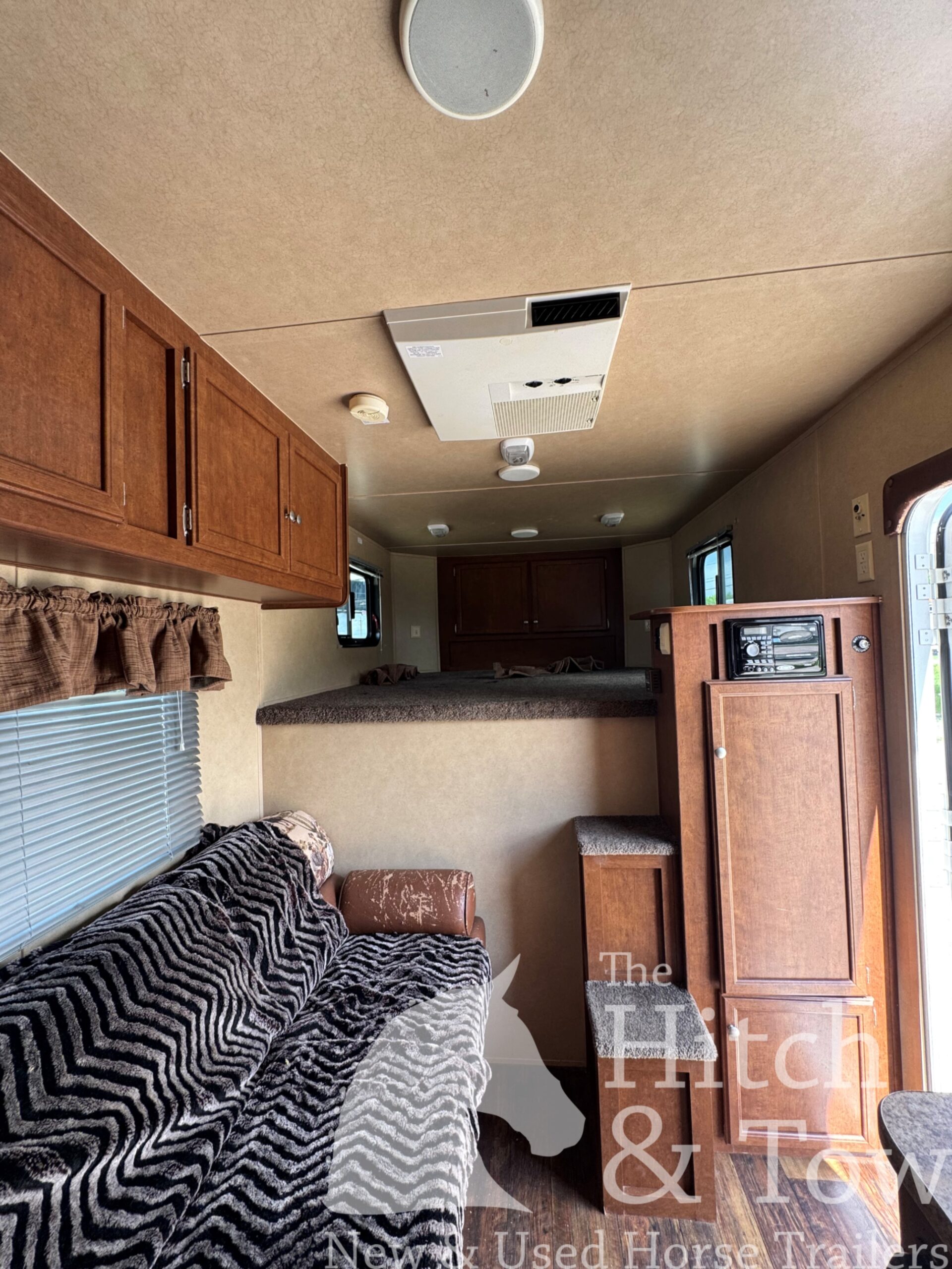 2012 BISON TRAIL HAND 3 HORSE SLANT LOAD W/ 9′ LIVING QUARTERS $24,900!