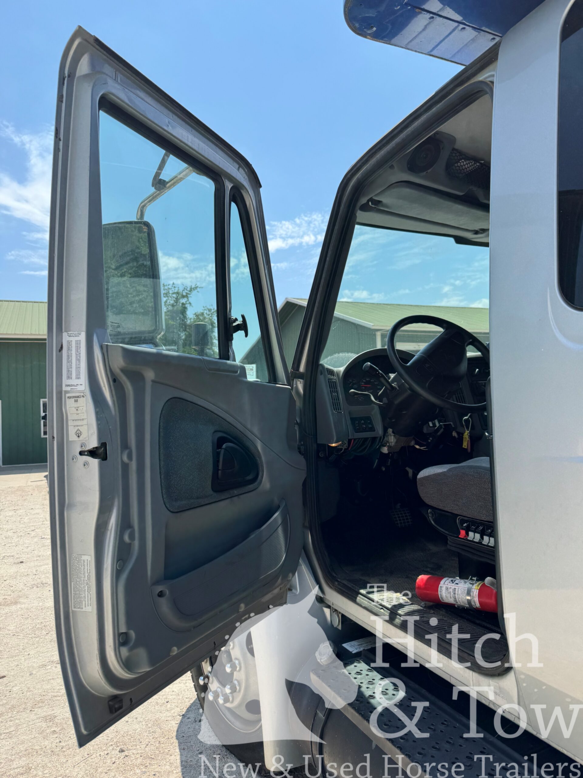 2005 INTERNATIONAL 4000 DT466 6 HORSE HEAD TO HEAD HORSE VAN! $34,900