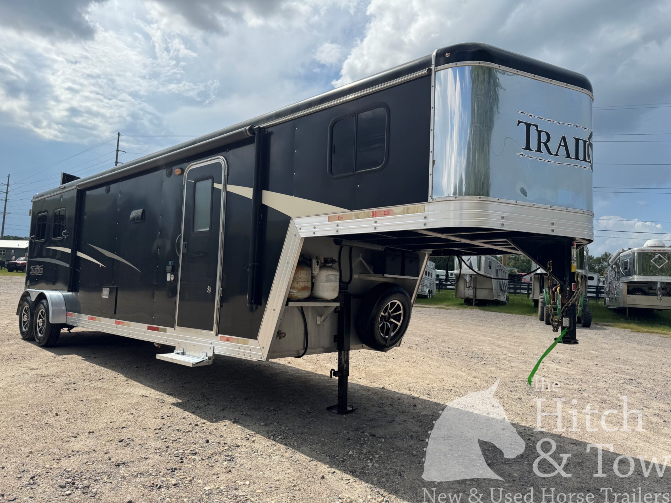 2020 BISON TRAIL BOSS 2 HORSE SLANT LOAD W/ 12′ LIVING QUARTERS $49,900!