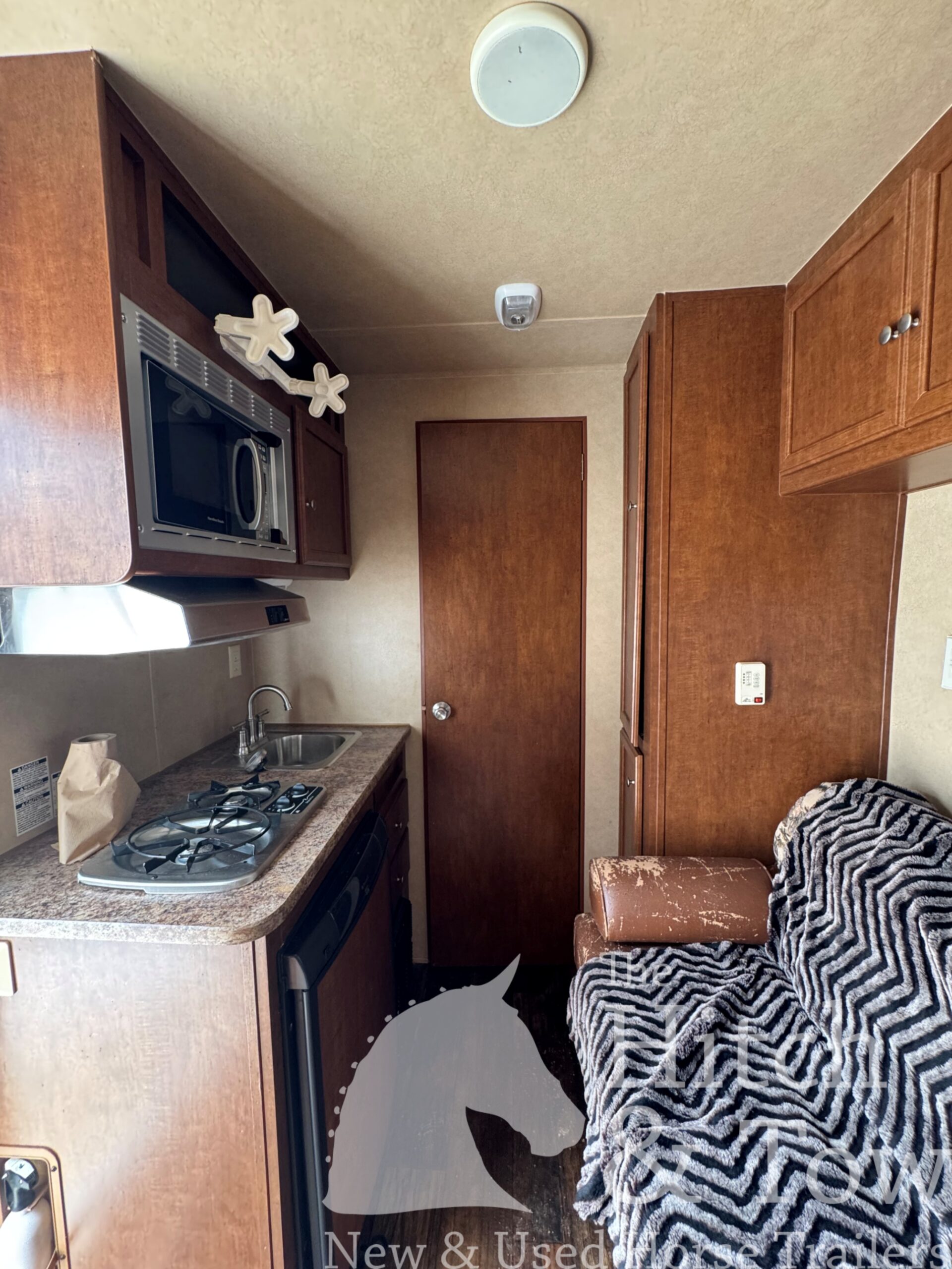 2012 BISON TRAIL HAND 3 HORSE SLANT LOAD W/ 9′ LIVING QUARTERS $24,900!