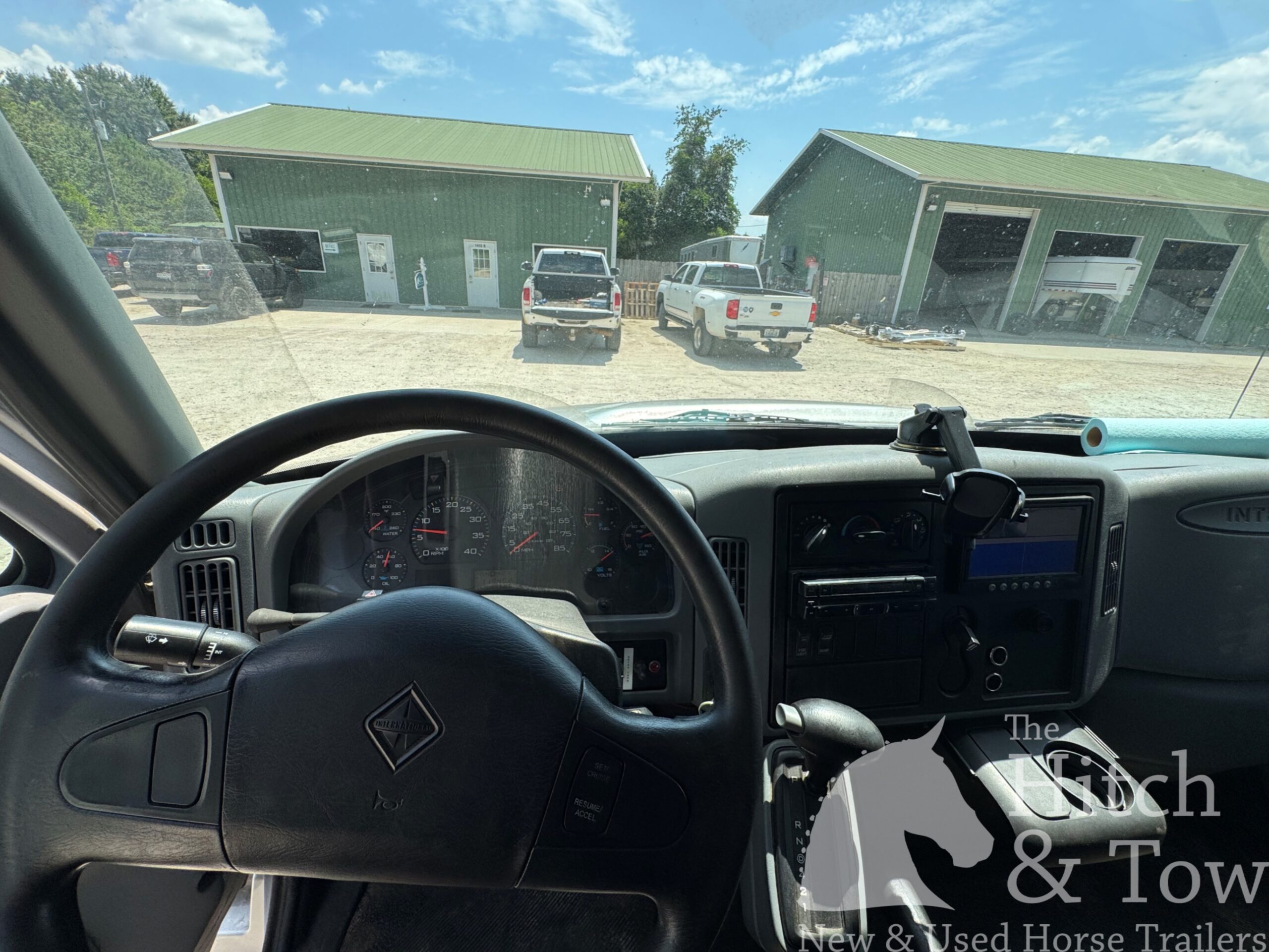 2005 INTERNATIONAL 4000 DT466 6 HORSE HEAD TO HEAD HORSE VAN! $34,900