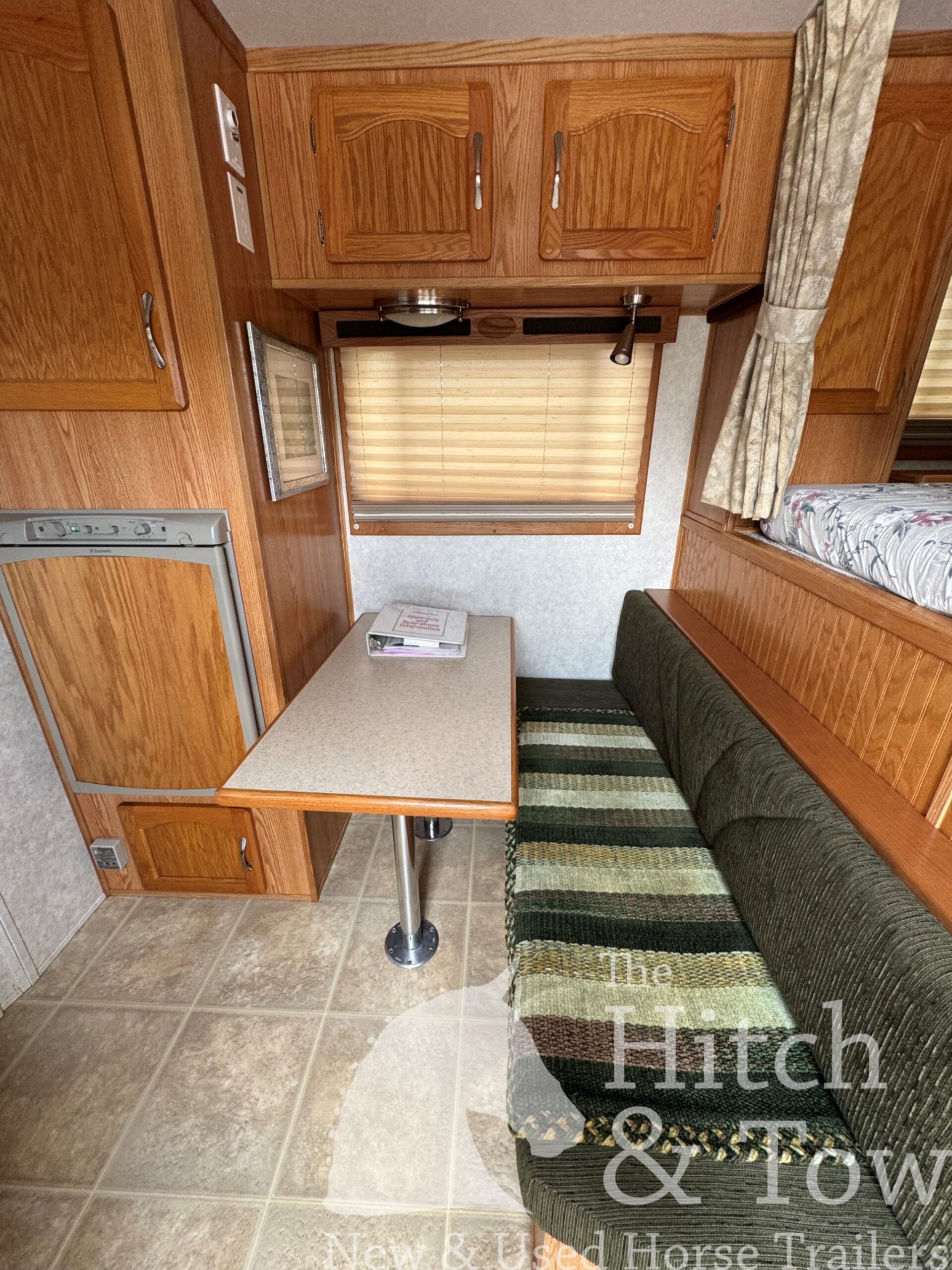 VERY NICE 2004 SUNDOWNER SUNLITE 727 3 HORSE w/ 7′ LIVING QUARTERS $22,900