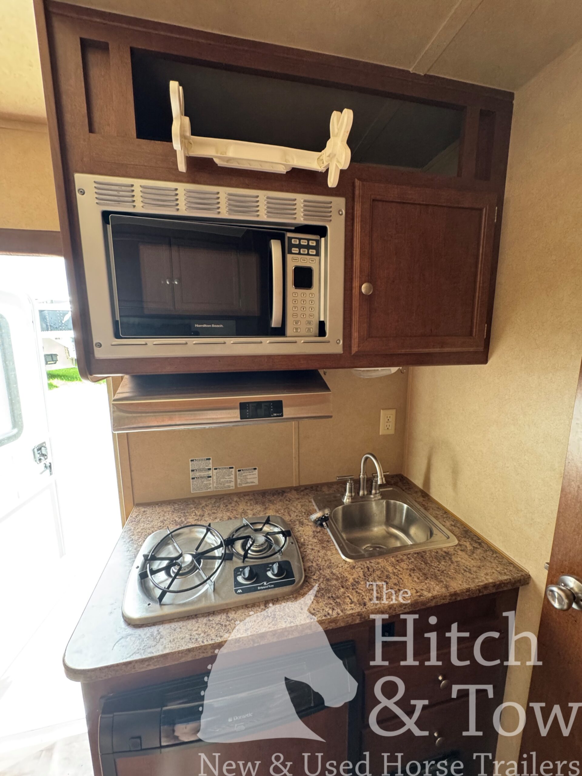 2012 BISON TRAIL HAND 3 HORSE SLANT LOAD W/ 9′ LIVING QUARTERS $24,900!