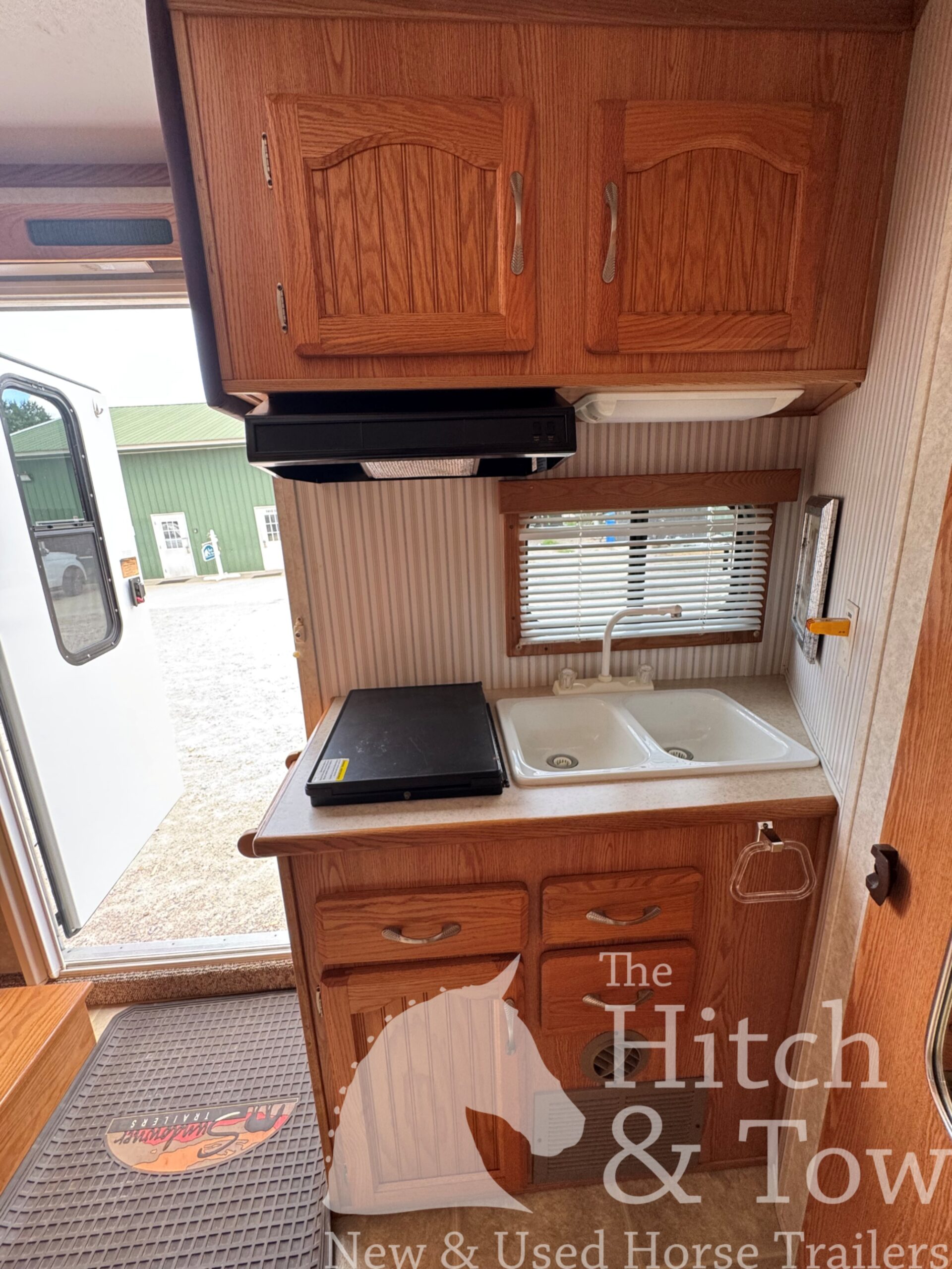 VERY NICE 2004 SUNDOWNER SUNLITE 727 3 HORSE w/ 7′ LIVING QUARTERS $22,900