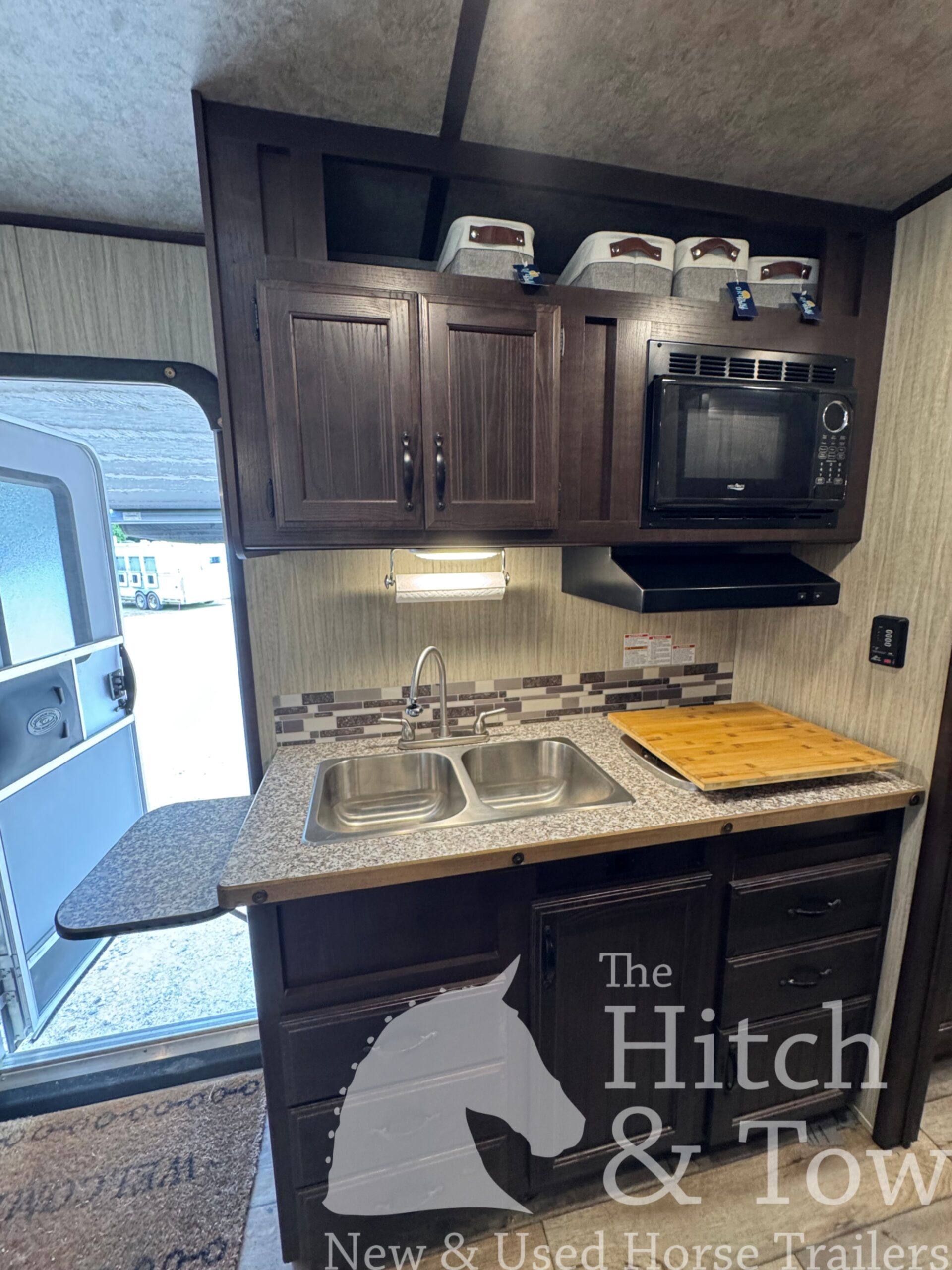 2020 BISON TRAIL BOSS 2 HORSE SLANT LOAD W/ 12′ LIVING QUARTERS $49,900!