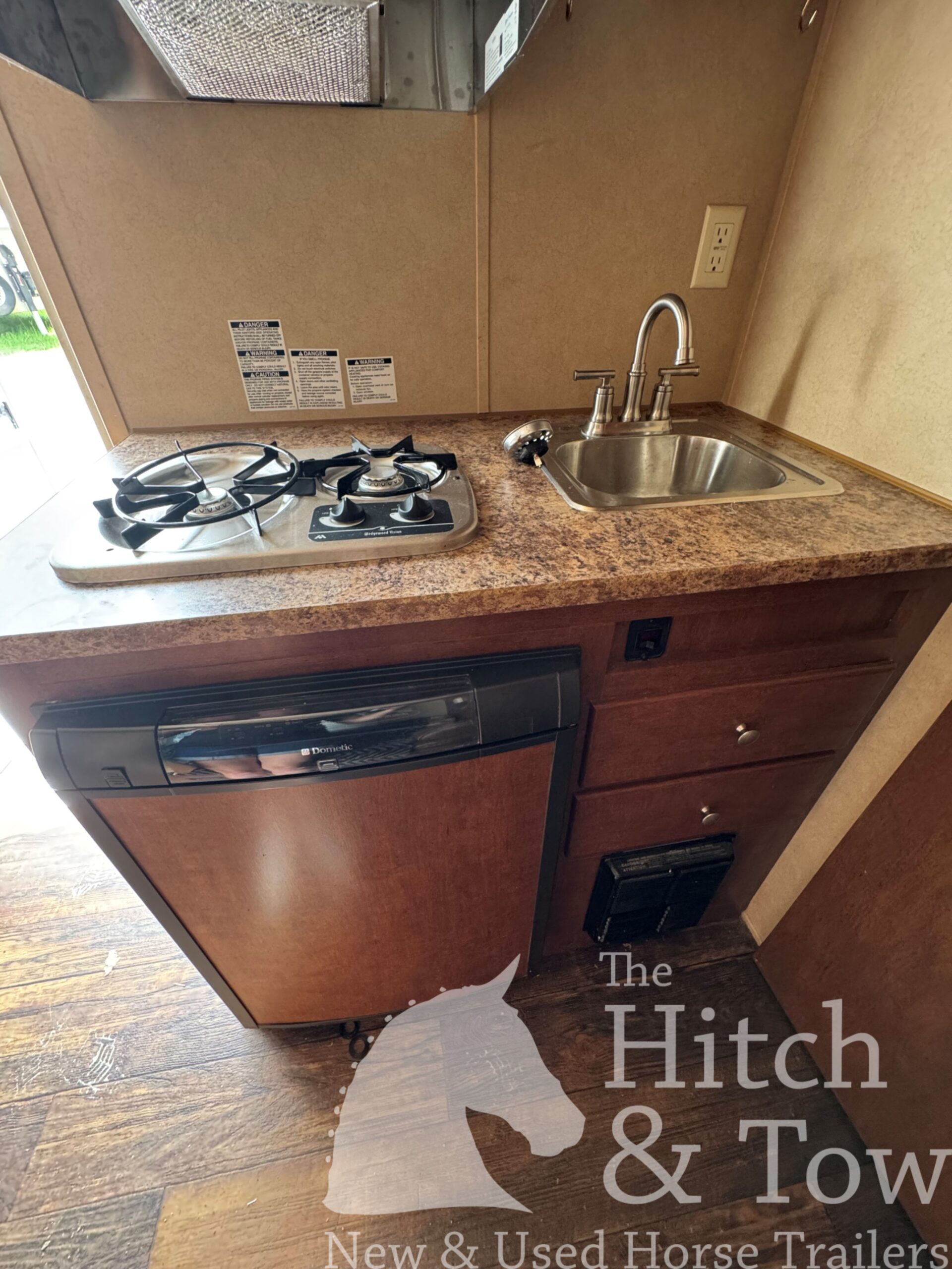 2012 BISON TRAIL HAND 3 HORSE SLANT LOAD W/ 9′ LIVING QUARTERS $24,900!