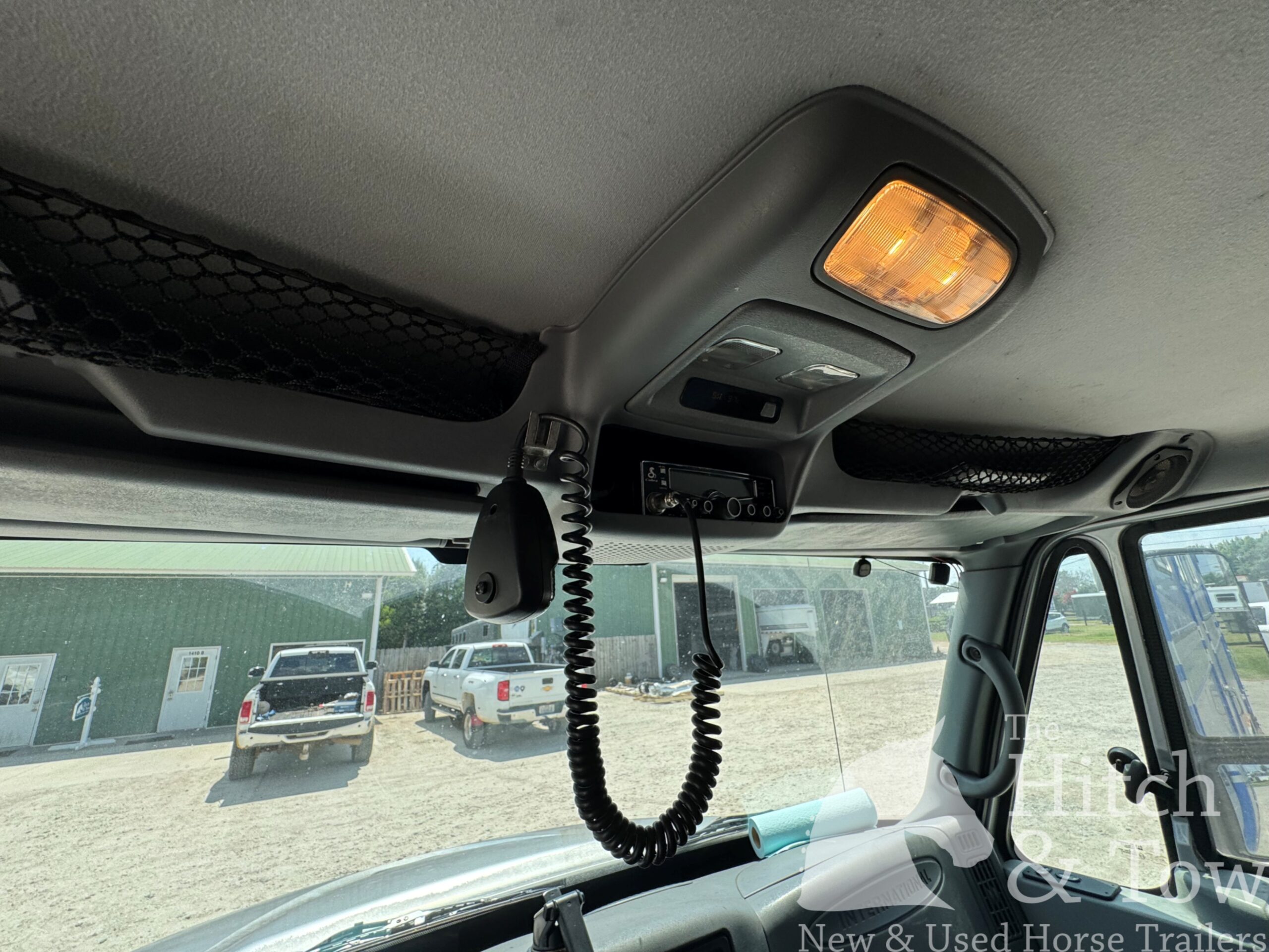 2005 INTERNATIONAL 4000 DT466 6 HORSE HEAD TO HEAD HORSE VAN! $34,900