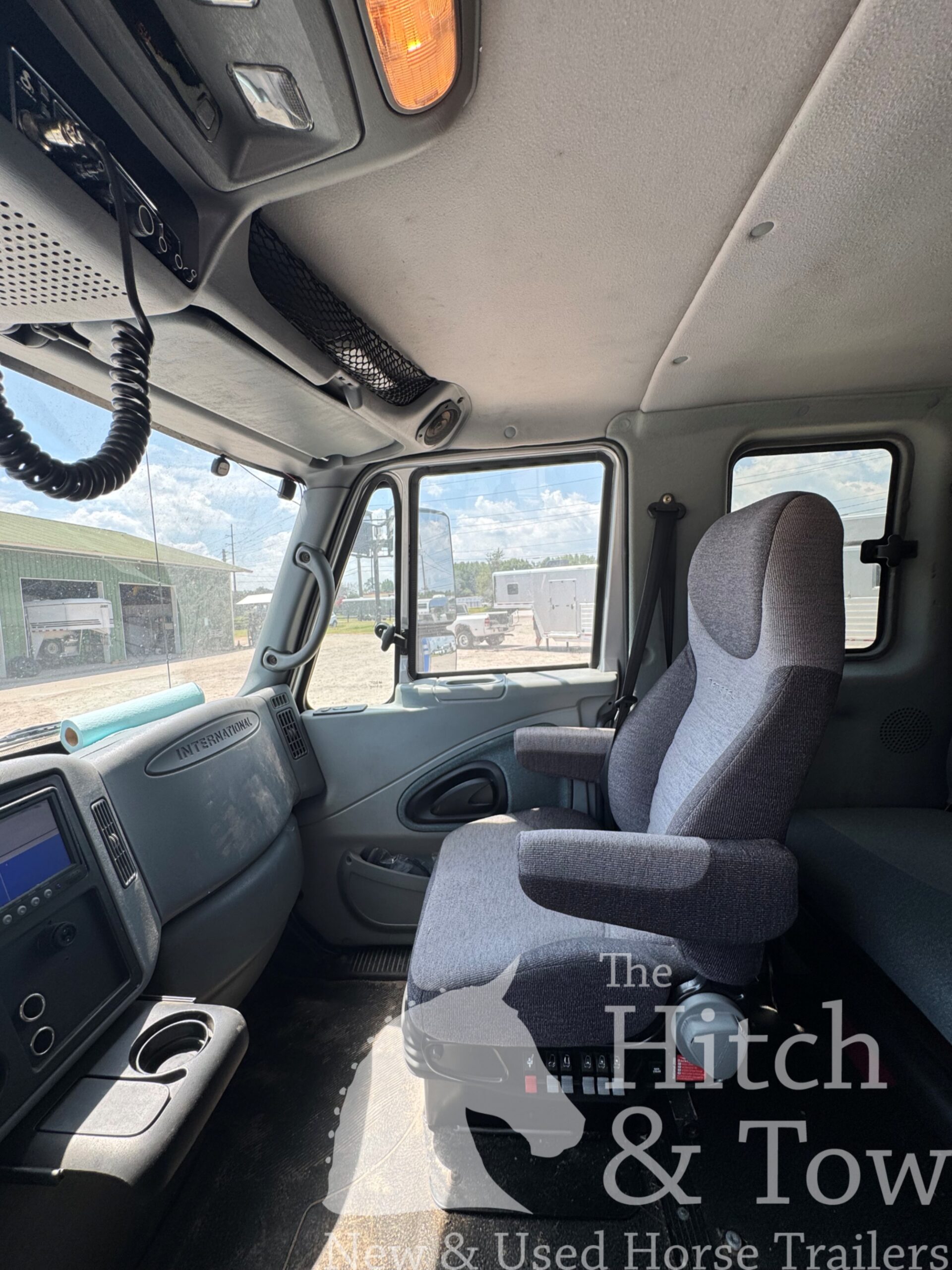 2005 INTERNATIONAL 4000 DT466 6 HORSE HEAD TO HEAD HORSE VAN! $34,900