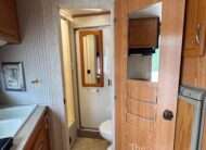 VERY NICE 2004 SUNDOWNER SUNLITE 727 3 HORSE w/ 7′ LIVING QUARTERS $22,900
