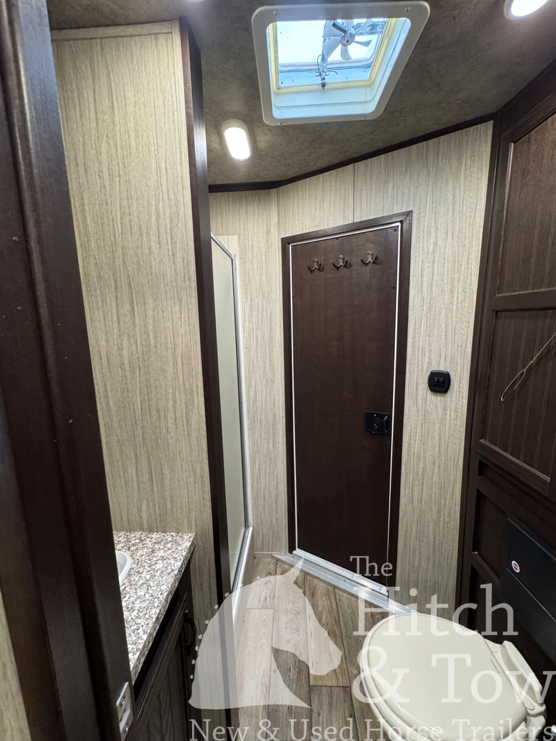 2020 BISON TRAIL BOSS 2 HORSE SLANT LOAD W/ 12′ LIVING QUARTERS $49,900!