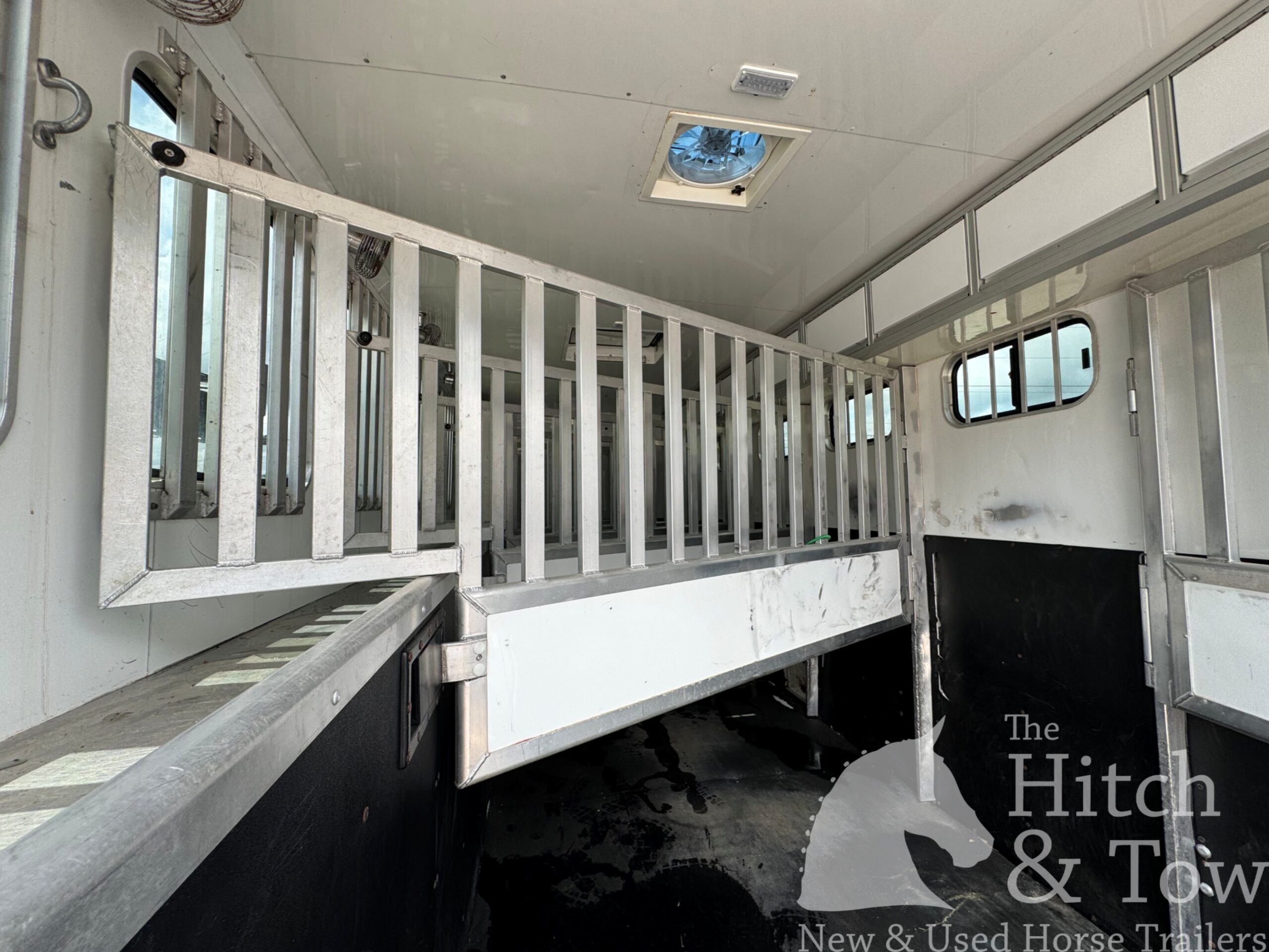 2004 RENEGADE FREIGHTLINER 5 HORSE REVERSEL SLANT HORSE VAN W/ FULL LQ! $95,900