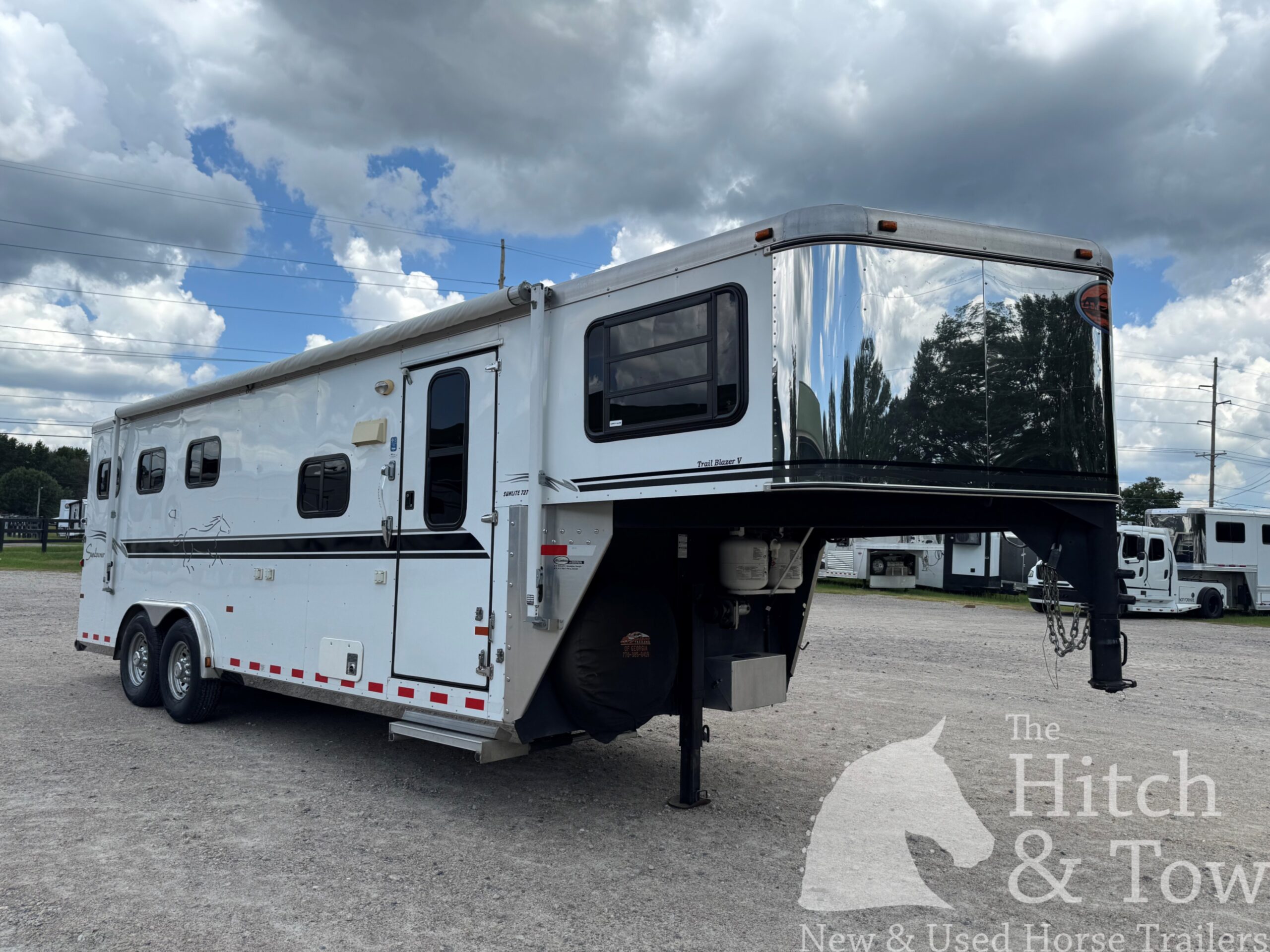 VERY NICE 2004 SUNDOWNER SUNLITE 727 3 HORSE w/ 7′ LIVING QUARTERS $22,900