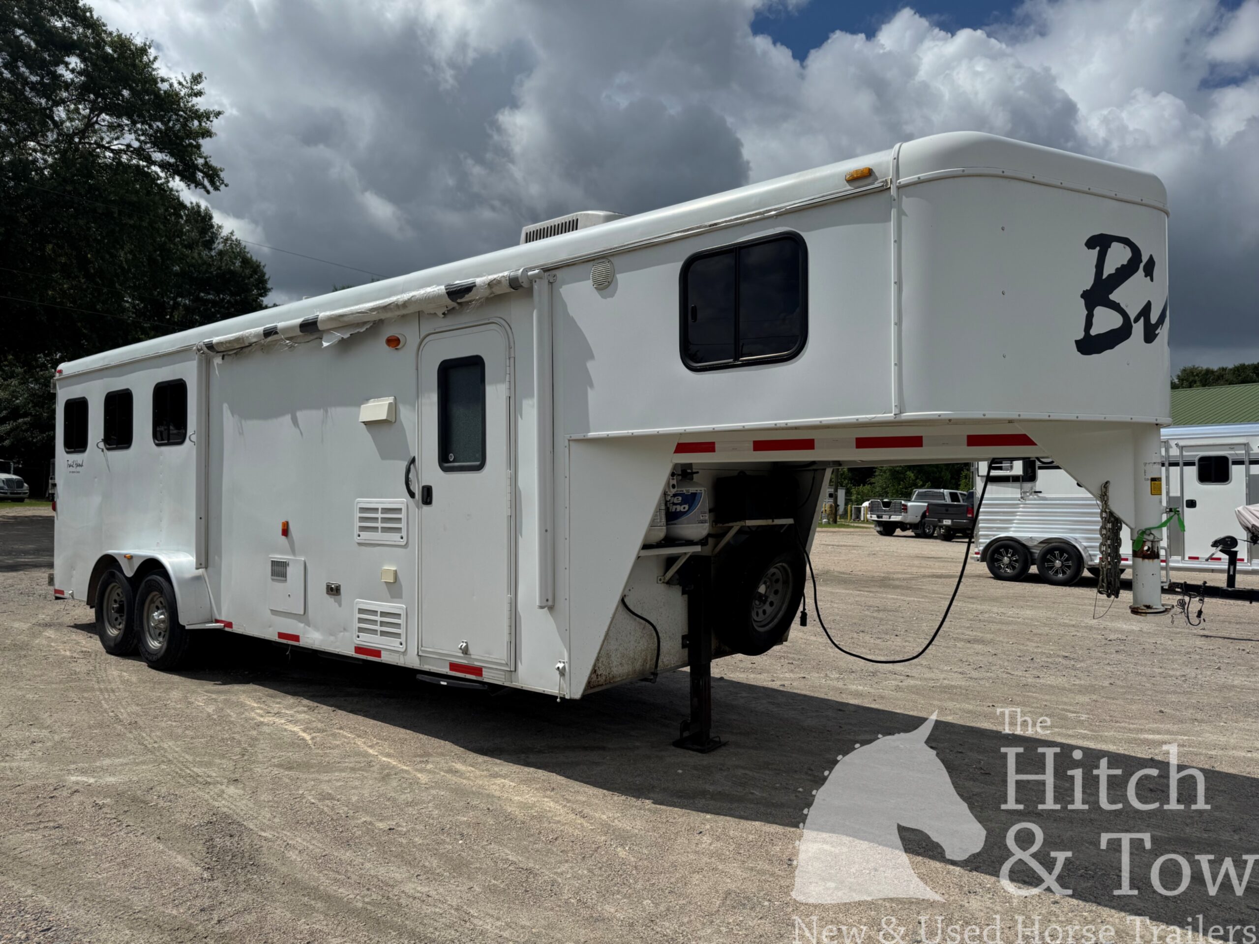 2012 BISON TRAIL HAND 3 HORSE SLANT LOAD W/ 9′ LIVING QUARTERS $24,900!