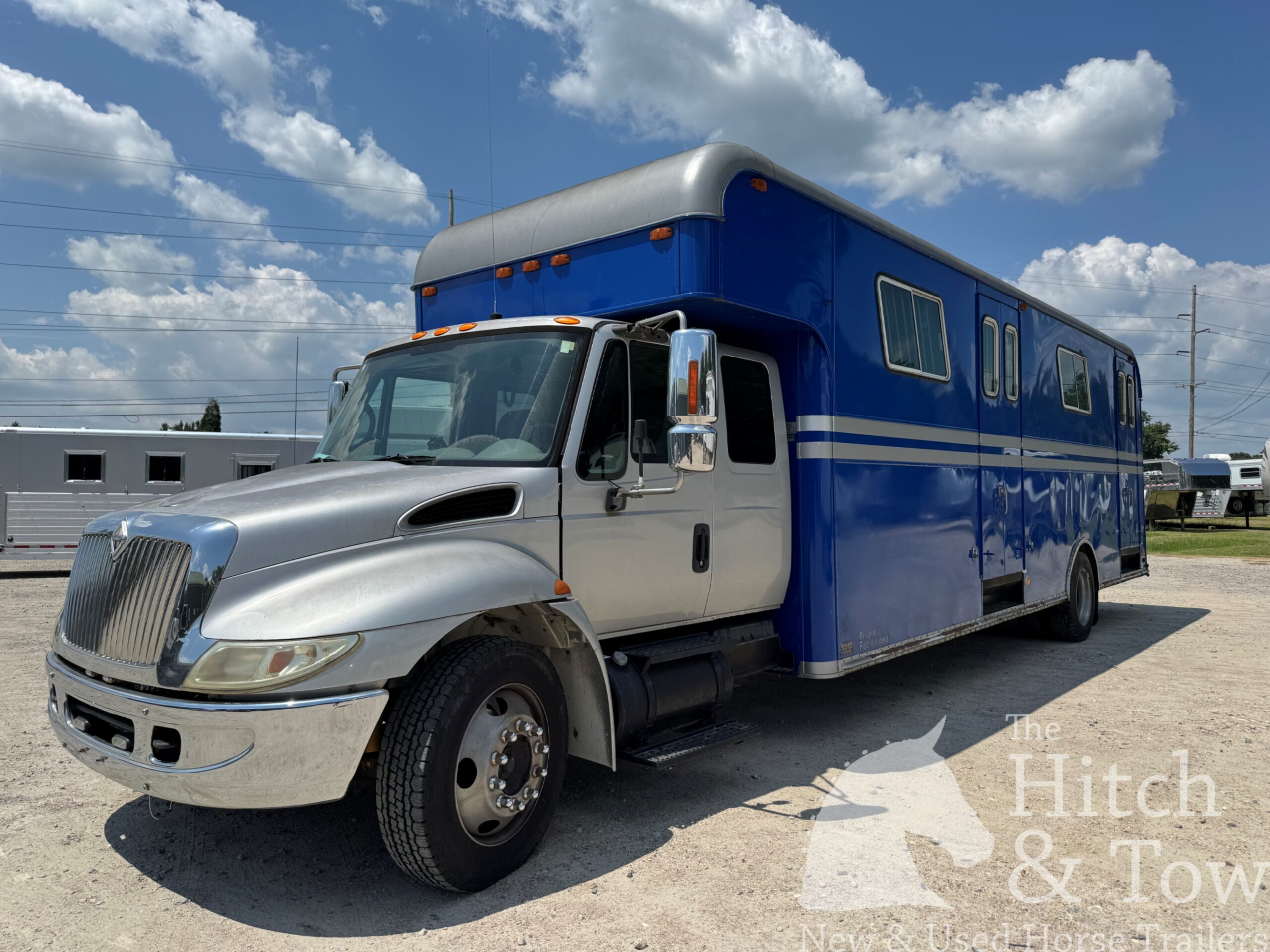 2005 INTERNATIONAL 4000 DT466 6 HORSE HEAD TO HEAD HORSE VAN! $34,900
