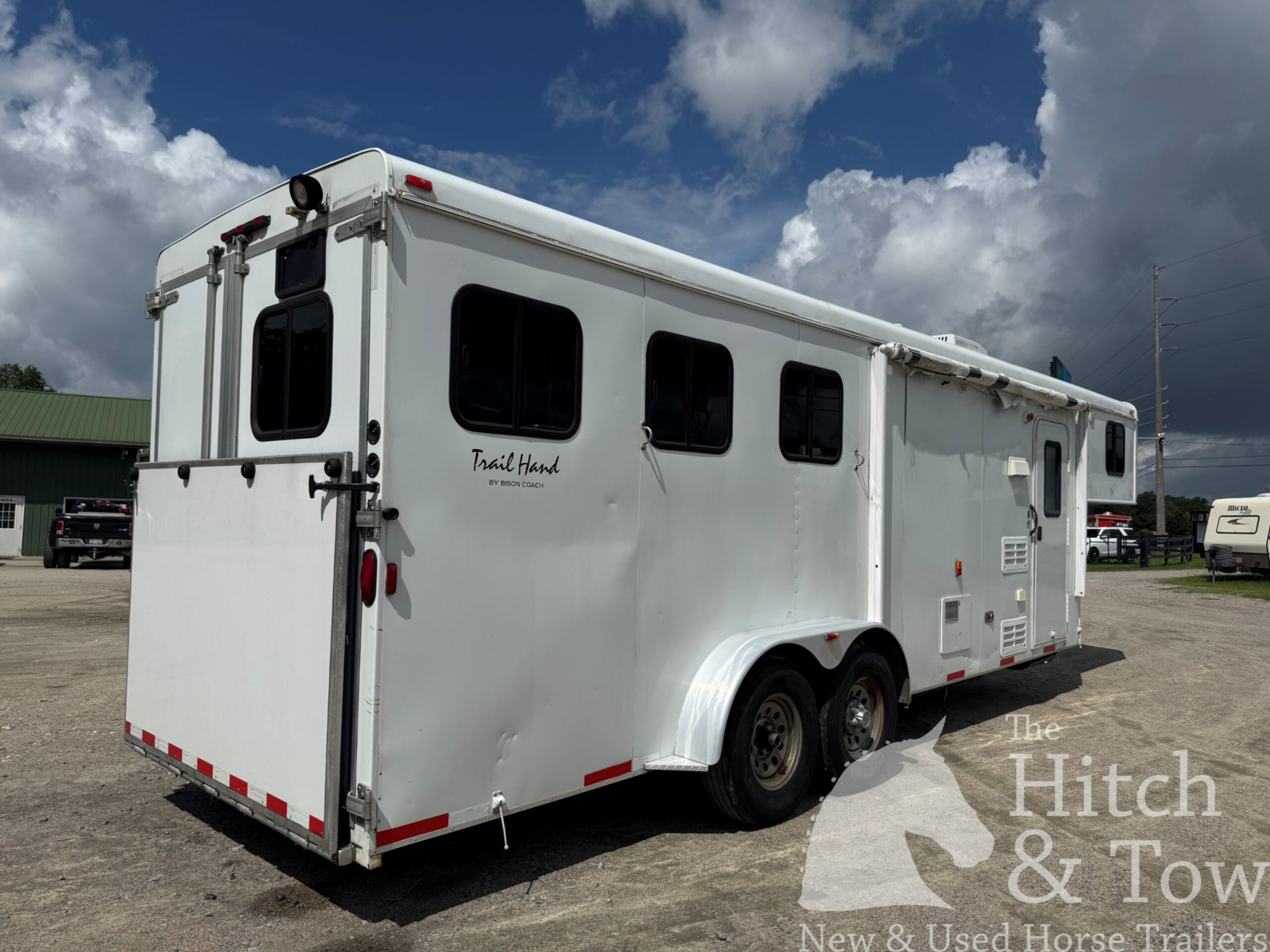 2012 BISON TRAIL HAND 3 HORSE SLANT LOAD W/ 9′ LIVING QUARTERS $24,900!