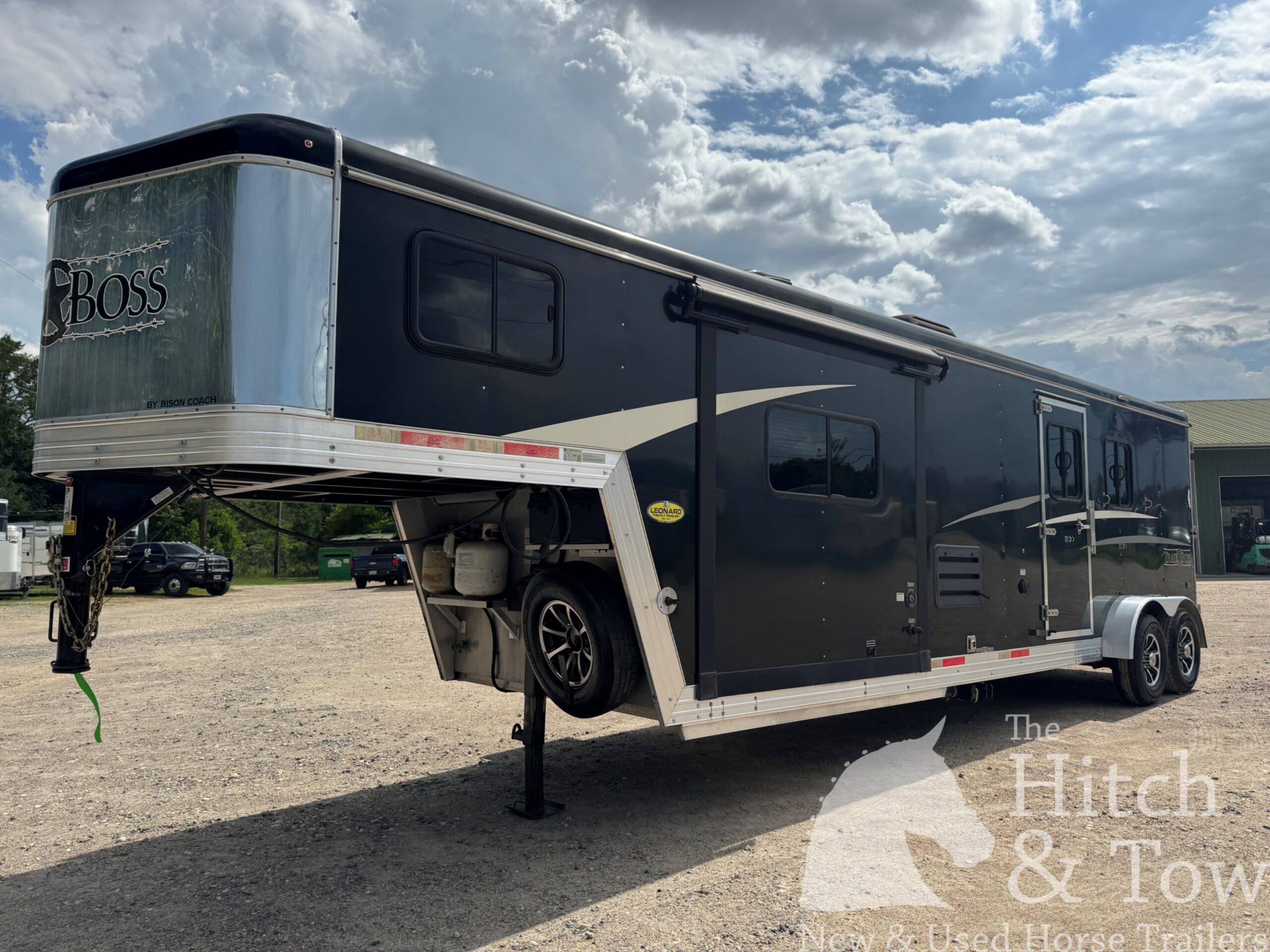 2020 BISON TRAIL BOSS 2 HORSE SLANT LOAD W/ 12′ LIVING QUARTERS $49,900!