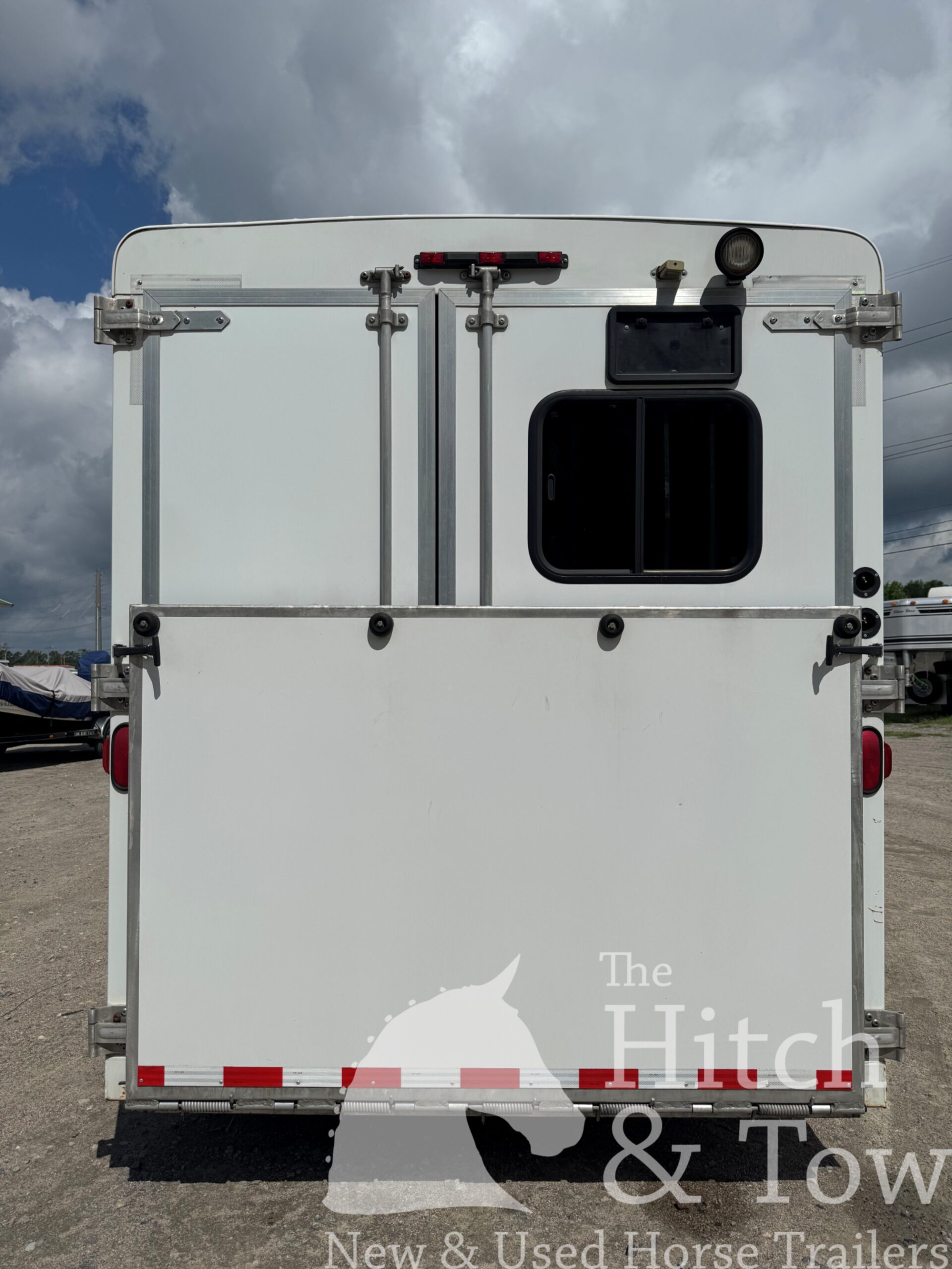 2012 BISON TRAIL HAND 3 HORSE SLANT LOAD W/ 9′ LIVING QUARTERS $24,900!
