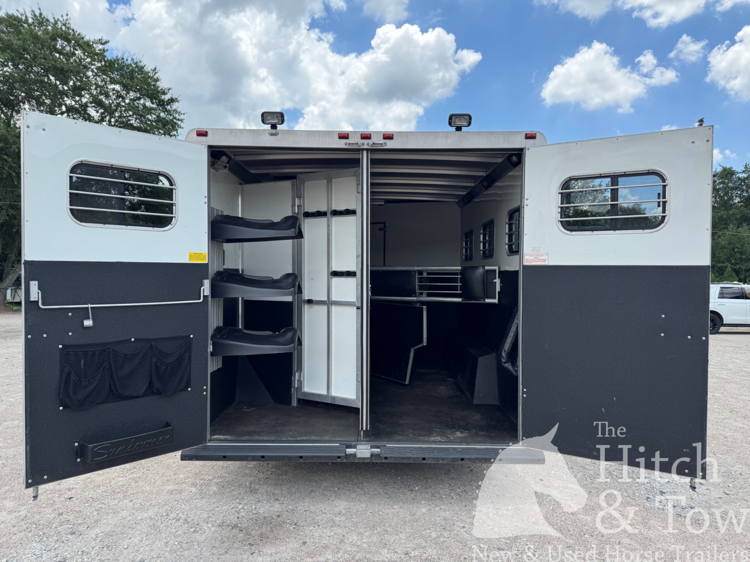 VERY NICE 2004 SUNDOWNER SUNLITE 727 3 HORSE w/ 7′ LIVING QUARTERS $22,900