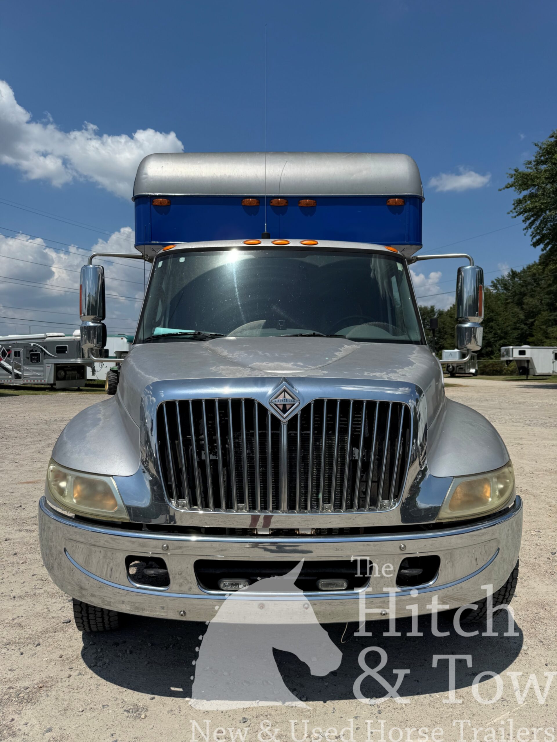 2005 INTERNATIONAL 4000 DT466 6 HORSE HEAD TO HEAD HORSE VAN! $34,900